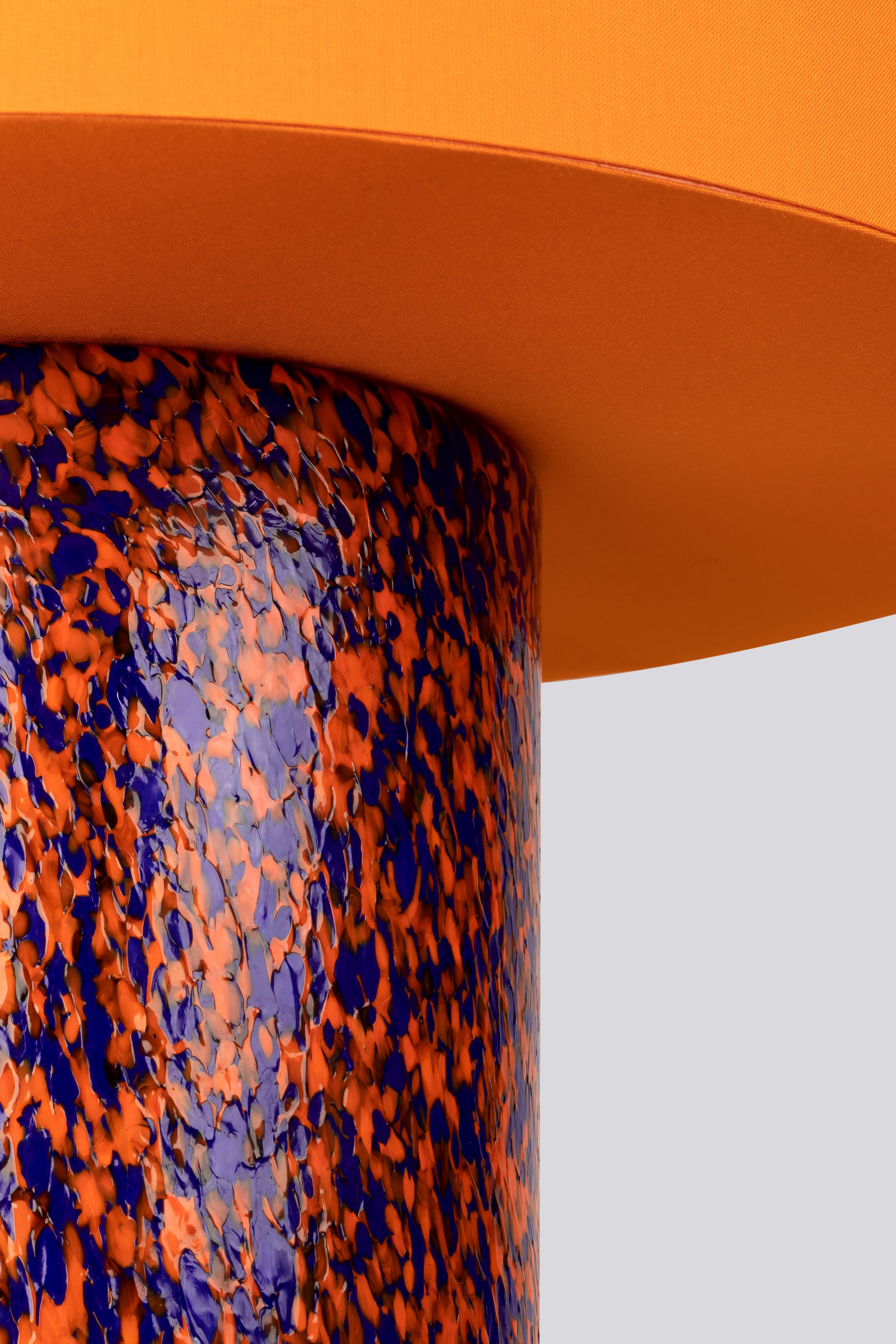 Découvrez notre lampe pilier en verre de Murano, une pièce intemporelle et contemporaine qui allie élégance et savoir-faire. La base de la lampe, fabriquée de manière experte dans une forme de colonne classique, met en valeur la technique