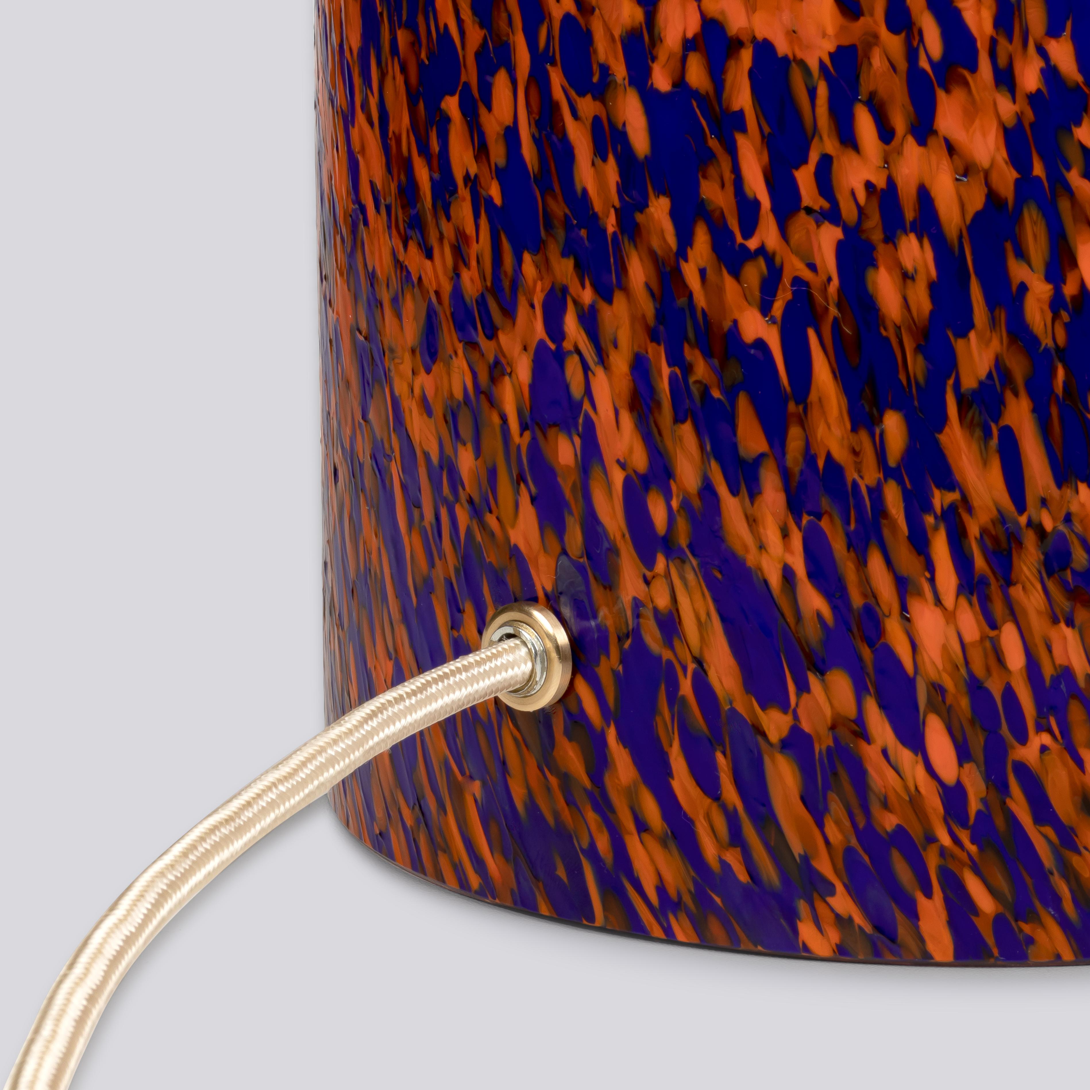 italien Lampe à pilier en verre de Murano orange et bleu avec abat-jour en coton par Stories of Italy en vente