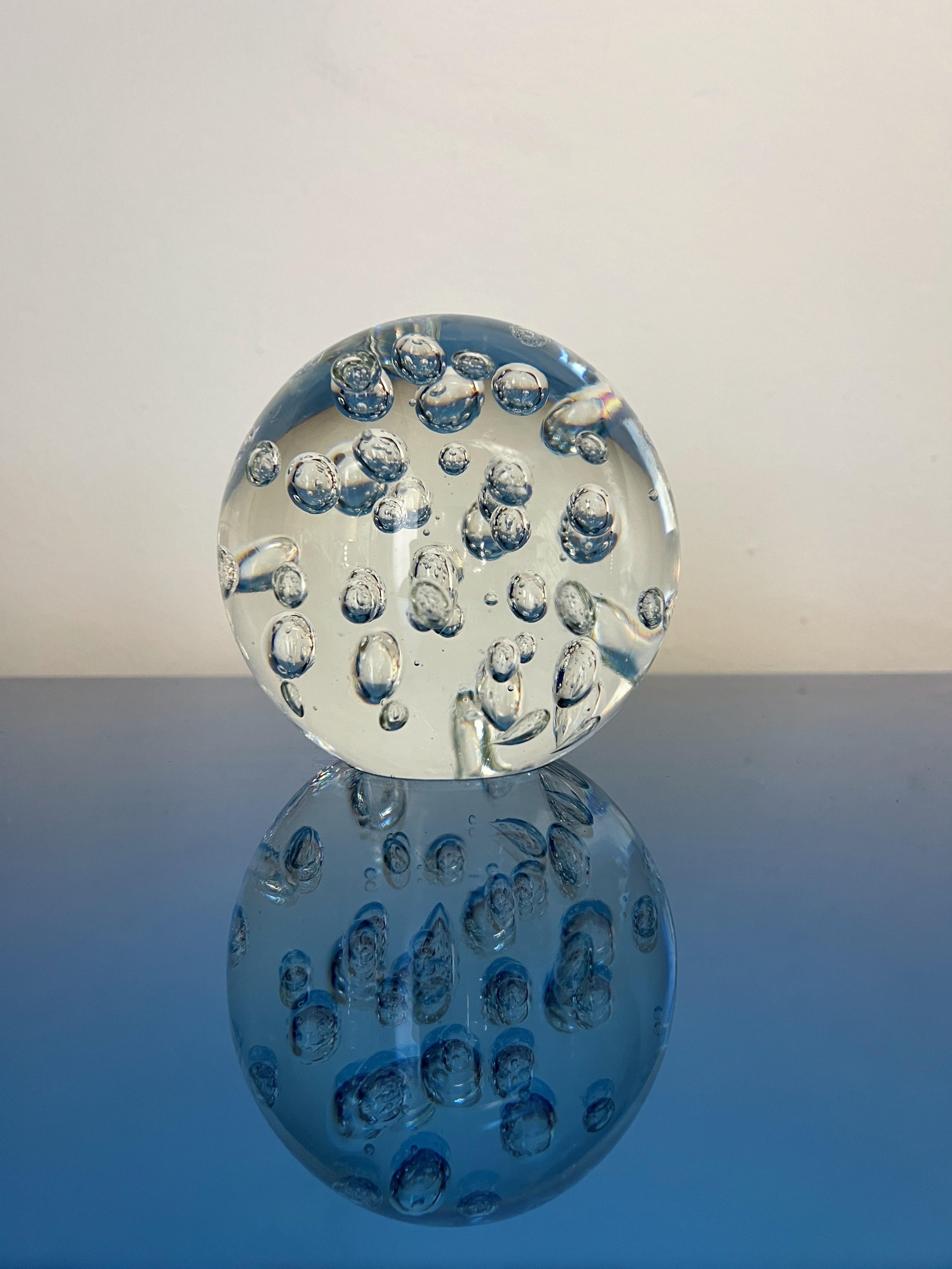 Ce fantastique presse-papier sphérique est fabriqué en verre de Murano soufflé à la main et présente des bulles d'air emprisonnées à l'intérieur. Pièce rare, elle a été conçue pour une occasion spéciale en Italie dans les années 1960 par Archimede