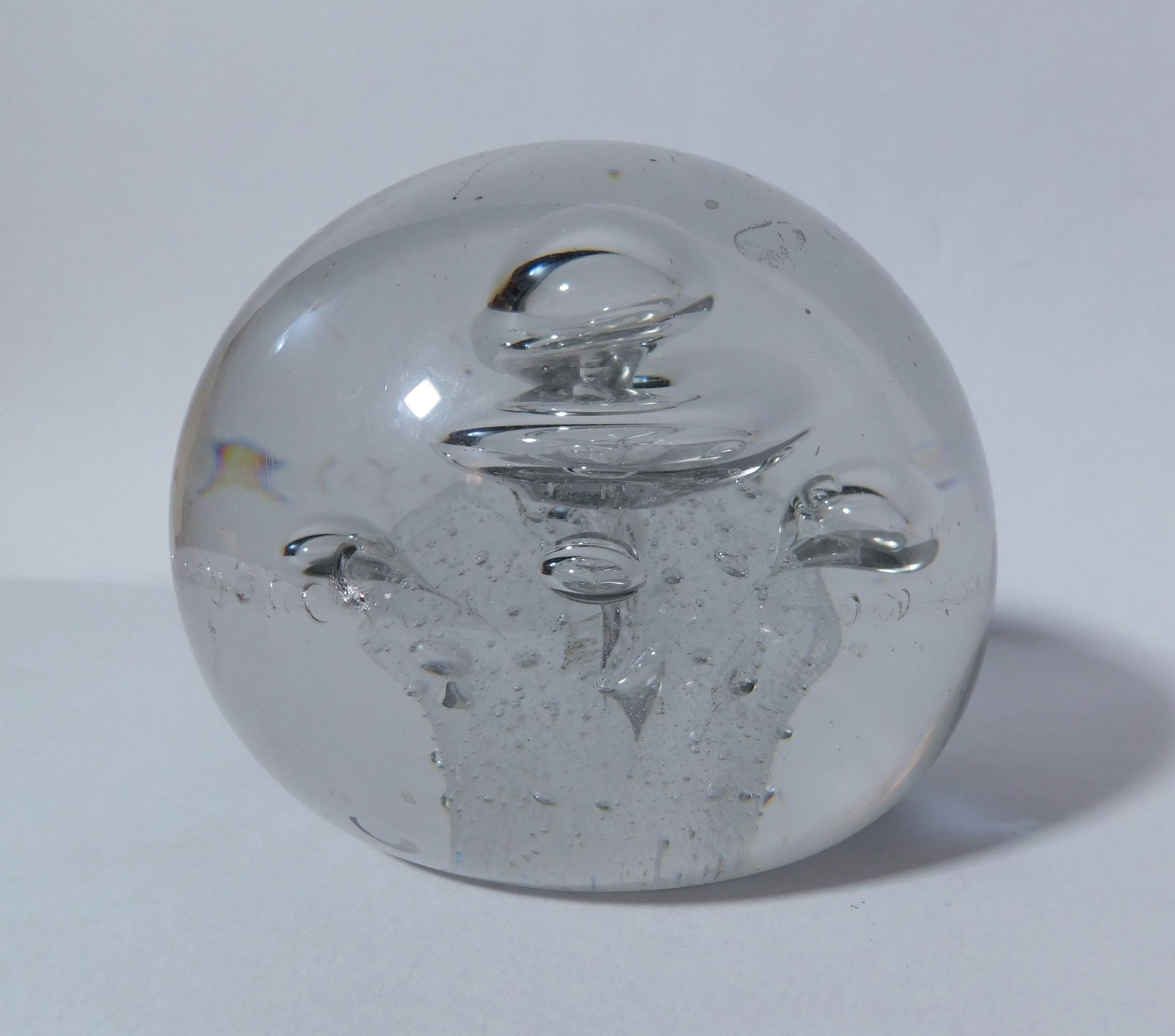 Vintage Italian Murano Glas Briefbeschwerer mundgeblasen mit komplizierten Luftblasen / Made in Italy, ca. 1960er Jahre
Maße: Durchmesser 5 Zoll / Höhe 4 Zoll
1 verfügbar auf Lager in Italien
Bestellnummer: FABIOLTD L116
Dieses Stück ist ein tolles