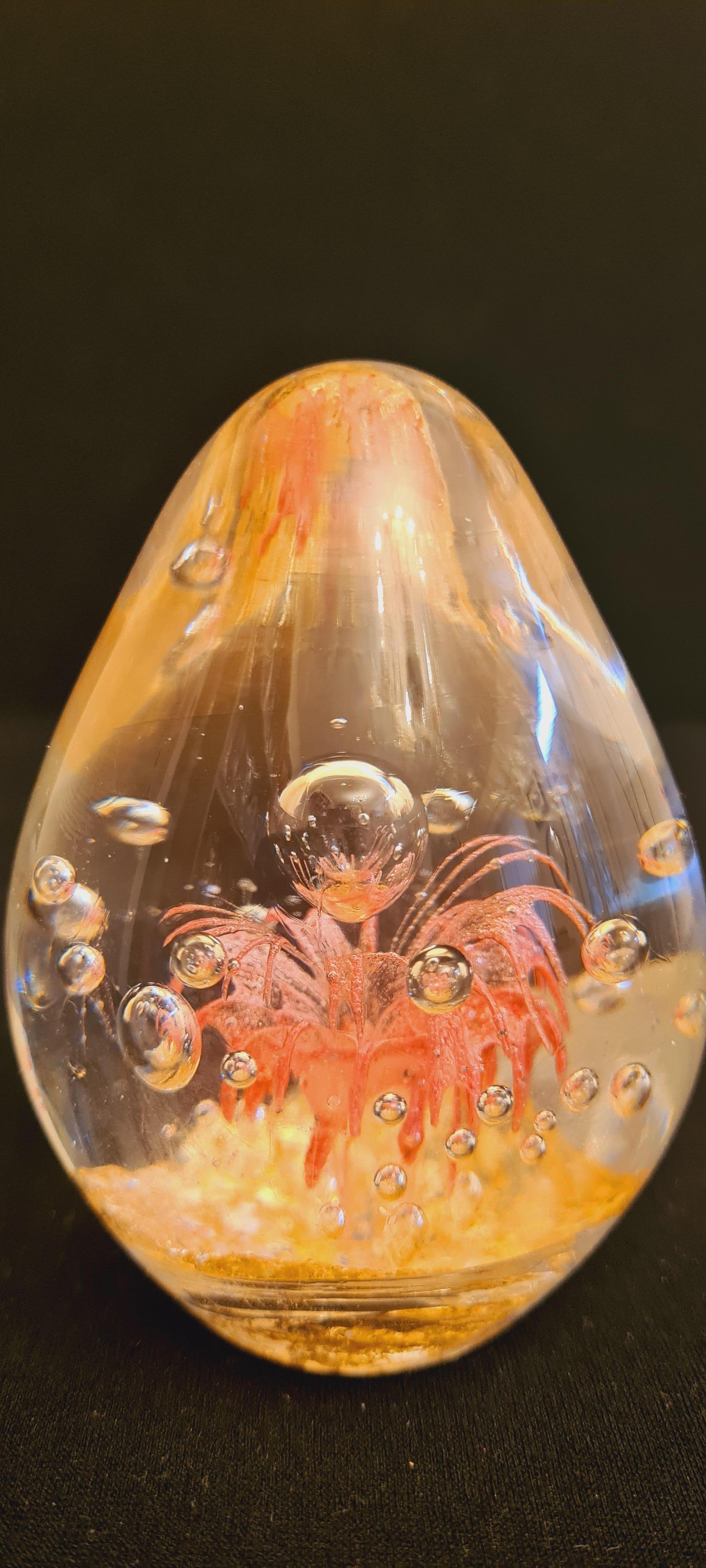 Beautiful Murano glass paperweight with gold mica and with controlled bubbles, attributed to Archimede Seguso. In excellent condition.