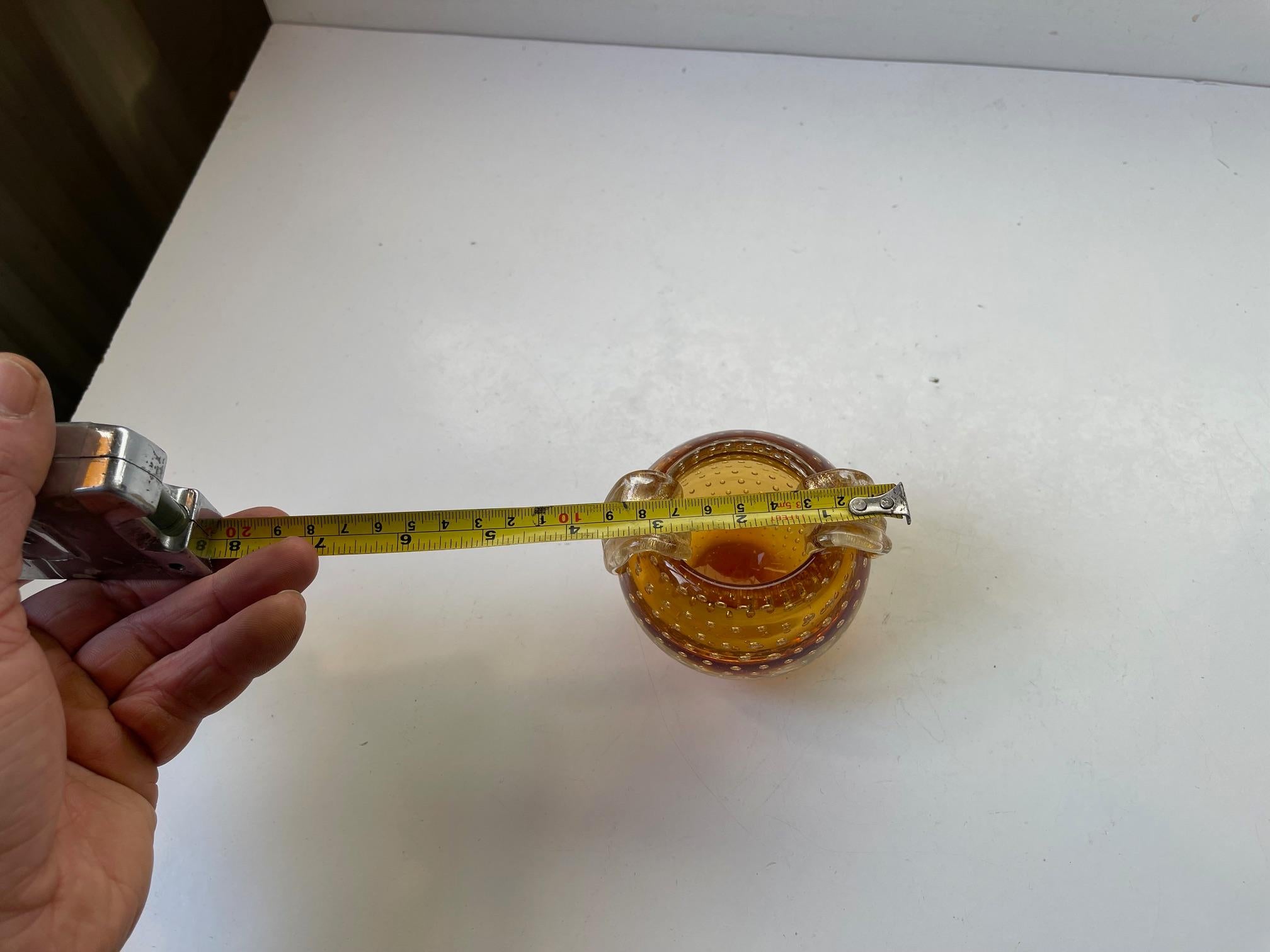 Italiano Vaso in vetro di Murano con bolle d'aria e fogliame dorato in vendita