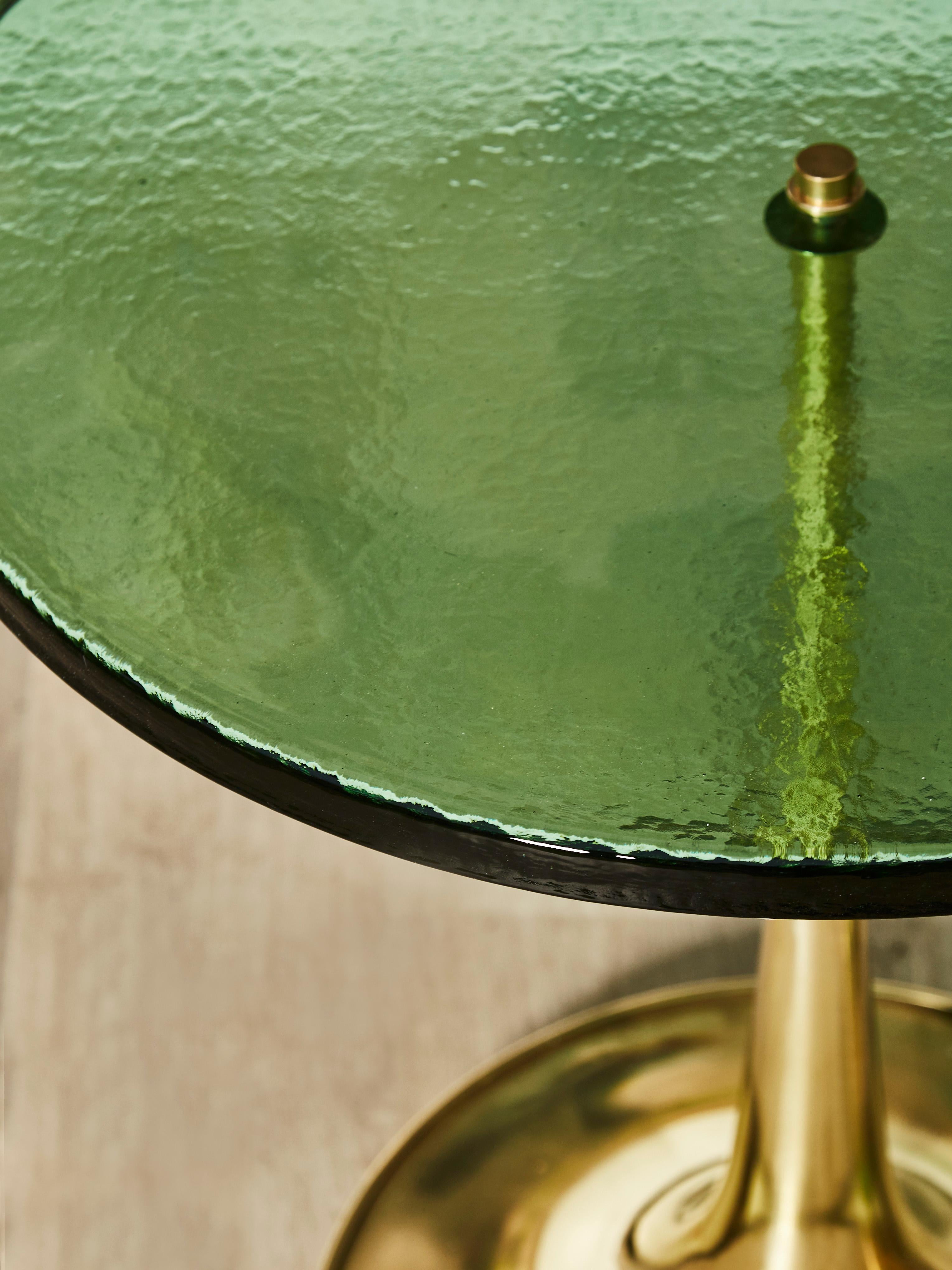 Elegante paire de piédestaux en laiton avec plateaux en verre de Murano teinté.
Création par le Studio Glustin.
Mesures : ø 60 x H 62 cm / ø 40 x H 52 cm.