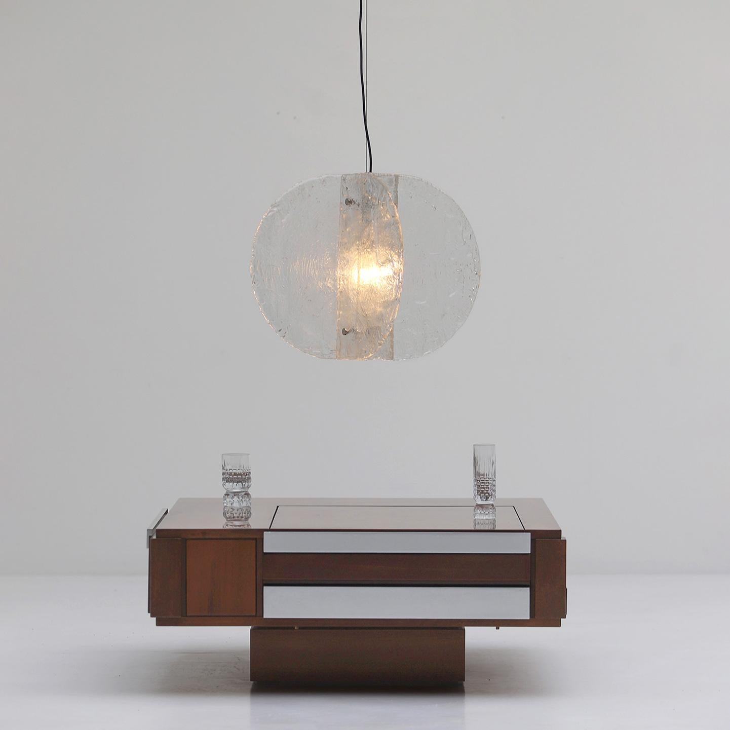 Carlo Nason est une figure clé du design italien, connue pour combiner la verrerie traditionnelle de Murano avec des formes modernes. Né dans l'une des plus anciennes familles de souffleurs de verre de Murano, Nason a ensuite collaboré avec