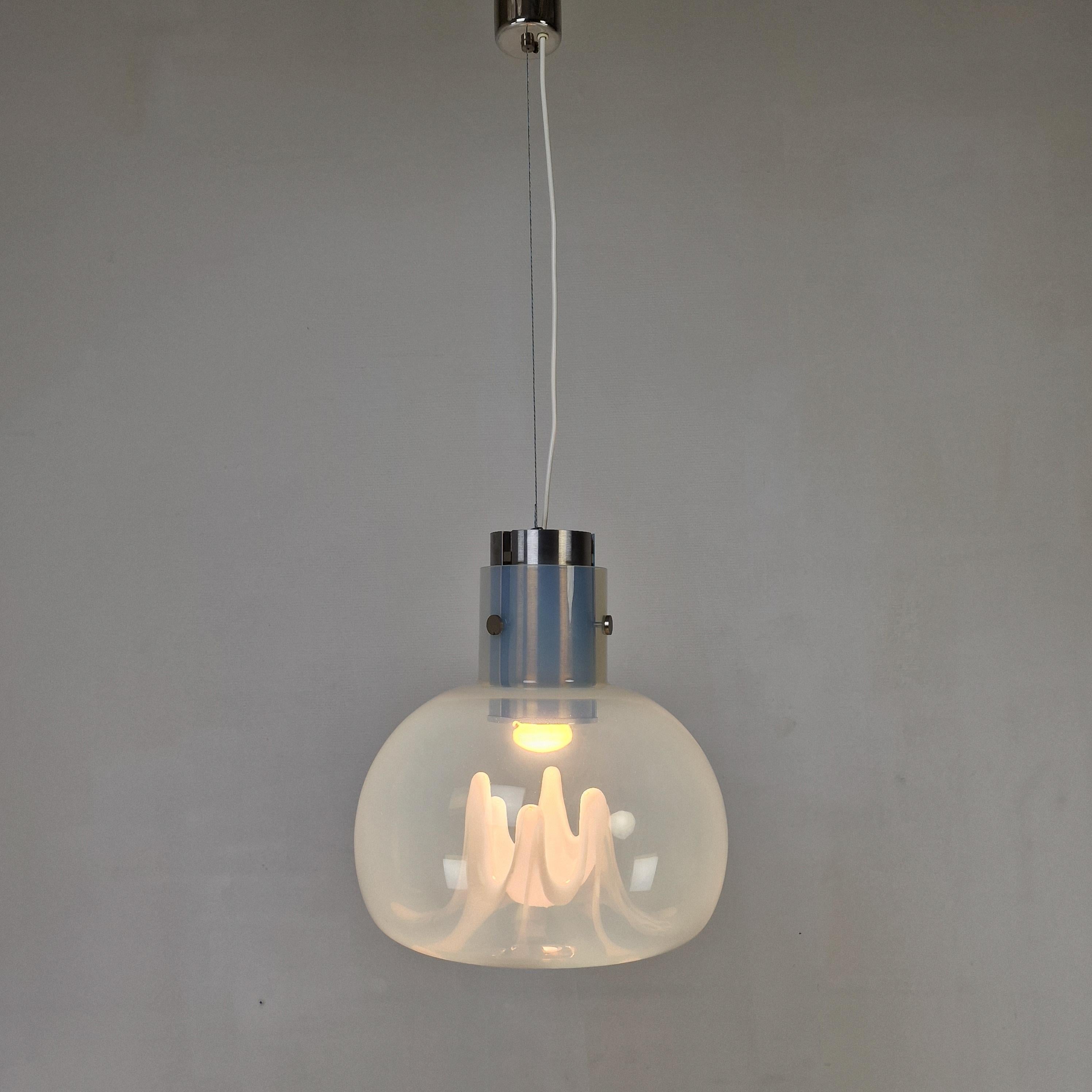 Superbe et rare pendentif italien conçu par Toni Zuccheri et produit par VeArt dans les années 1970.
Magnifique ampoule en verre de Murano soufflé à la main, de couleur blanche et transparente.

Le design de cette pièce consiste en des gouttes de