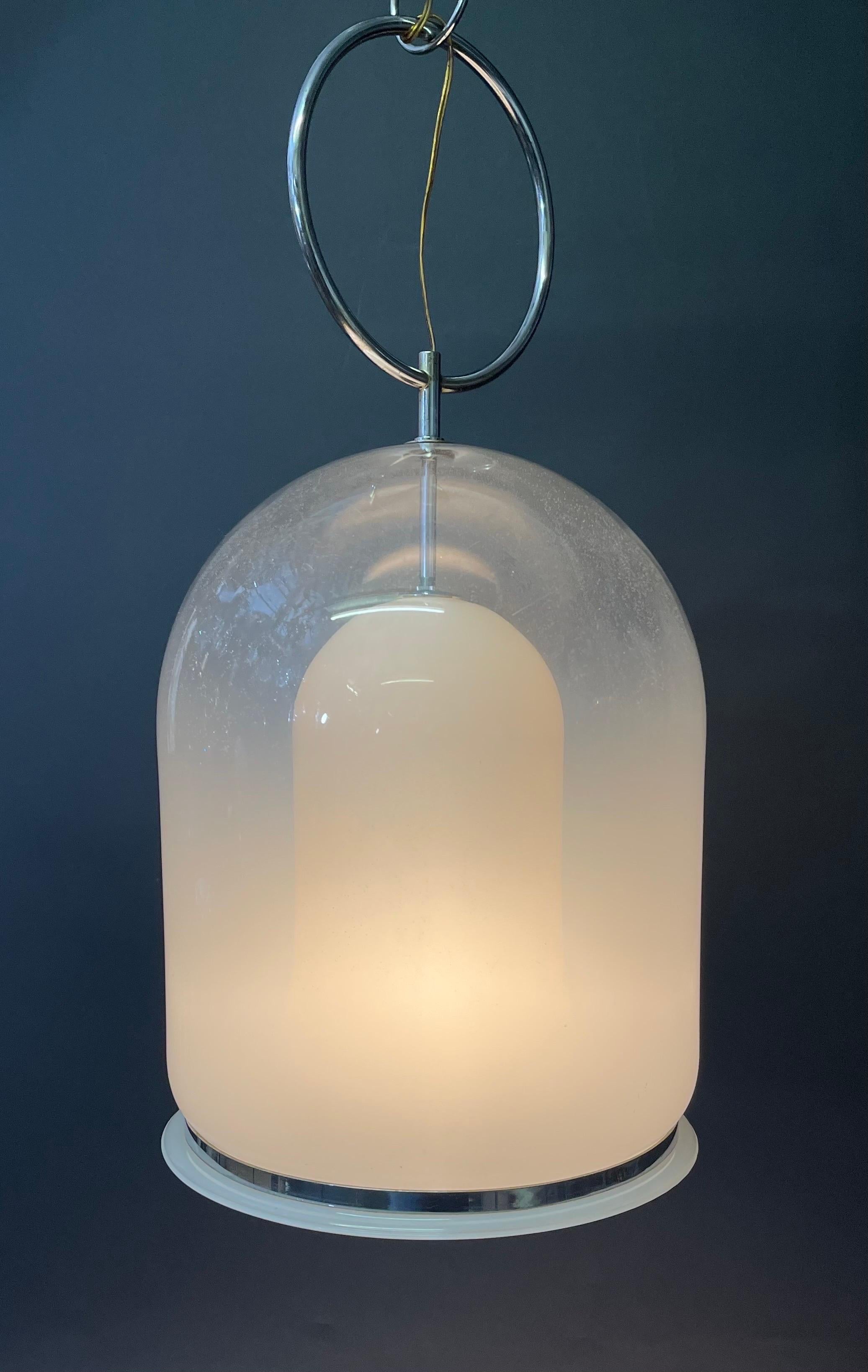 Un rare pendentif en verre et chrome moderne du milieu du siècle dernier, attribué à Carlo Nason pour Mazzega, Italie, vers les années 1960.
Douille : 1 x E27 ( E26 pour les États-Unis)  pour les ampoules à vis standard.

 
  