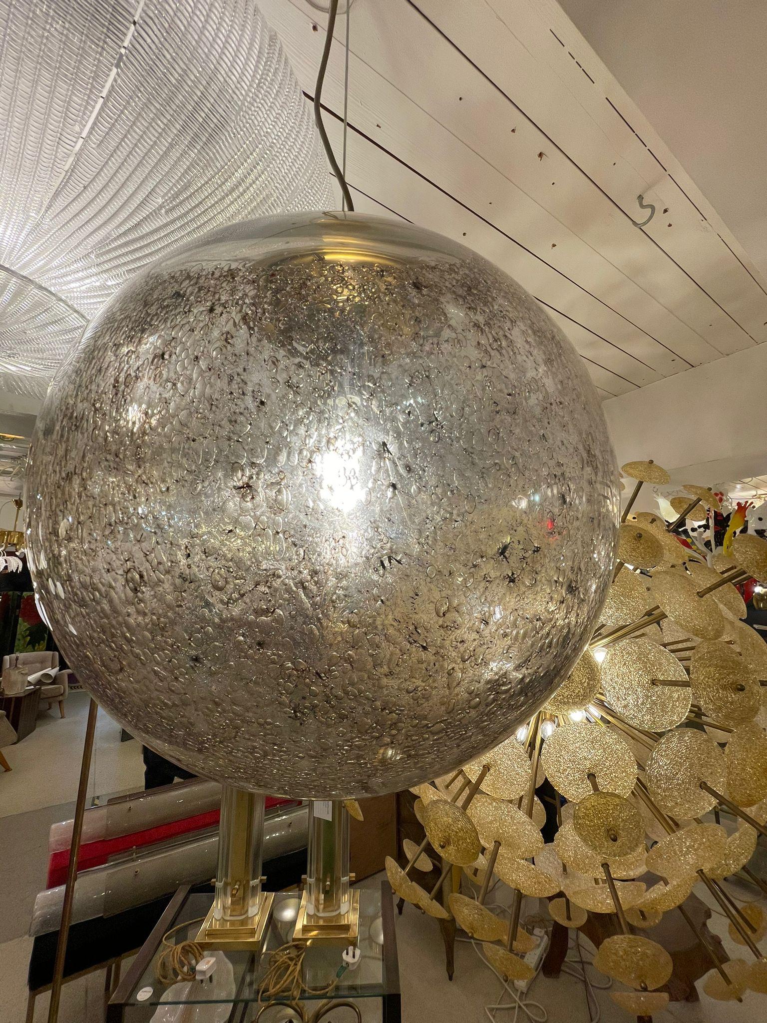 Mid-Century Modern Lampe à suspension en verre de Murano « globe » Mazzega 1960 en vente