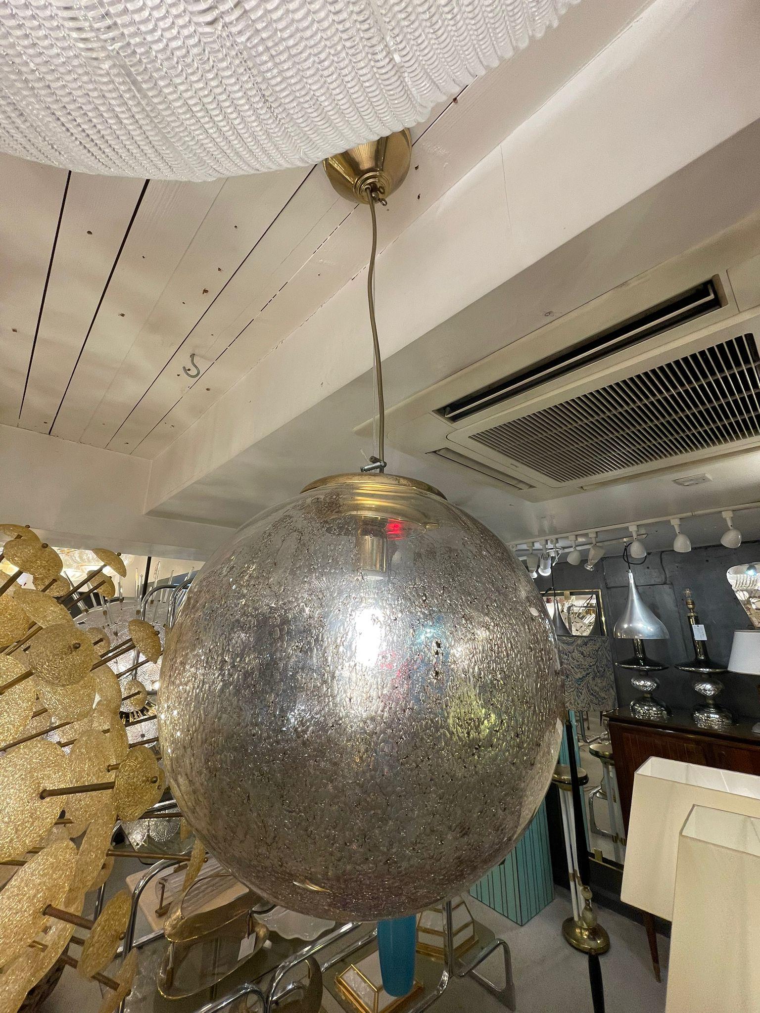 Milieu du XXe siècle Lampe à suspension en verre de Murano « globe » Mazzega 1960 en vente