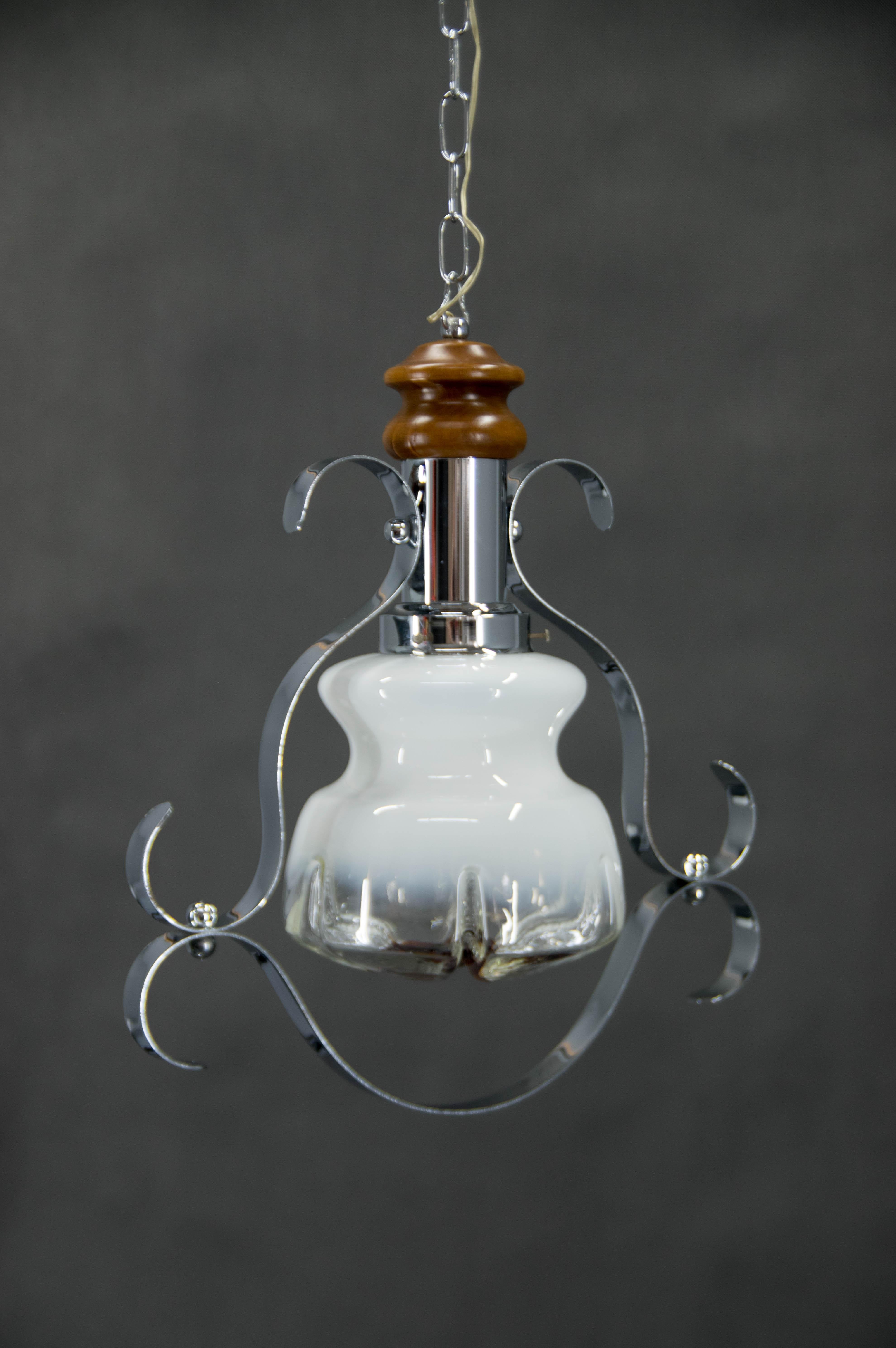 Paralume in vetro di Murano con struttura in metallo e Wood.
Perfette condizioni originali
1x100W, lampadine E25-E27
Compatibile con il cablaggio USA