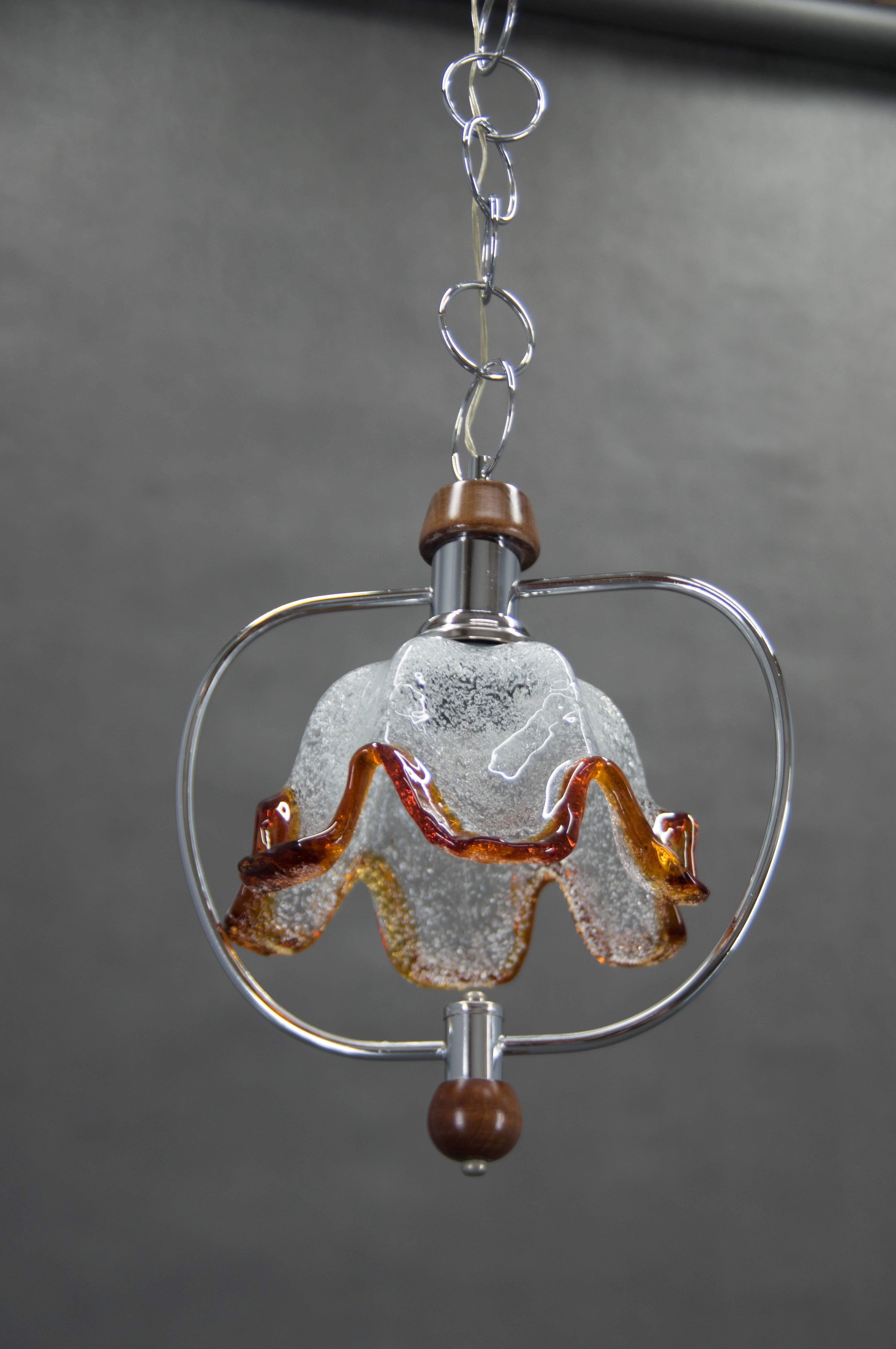 Abat-jour en verre de Murano dans une construction en métal et en bois.
Parfait état d'origine.
1x100W, ampoules E25-E27
Compatible avec le câblage américain