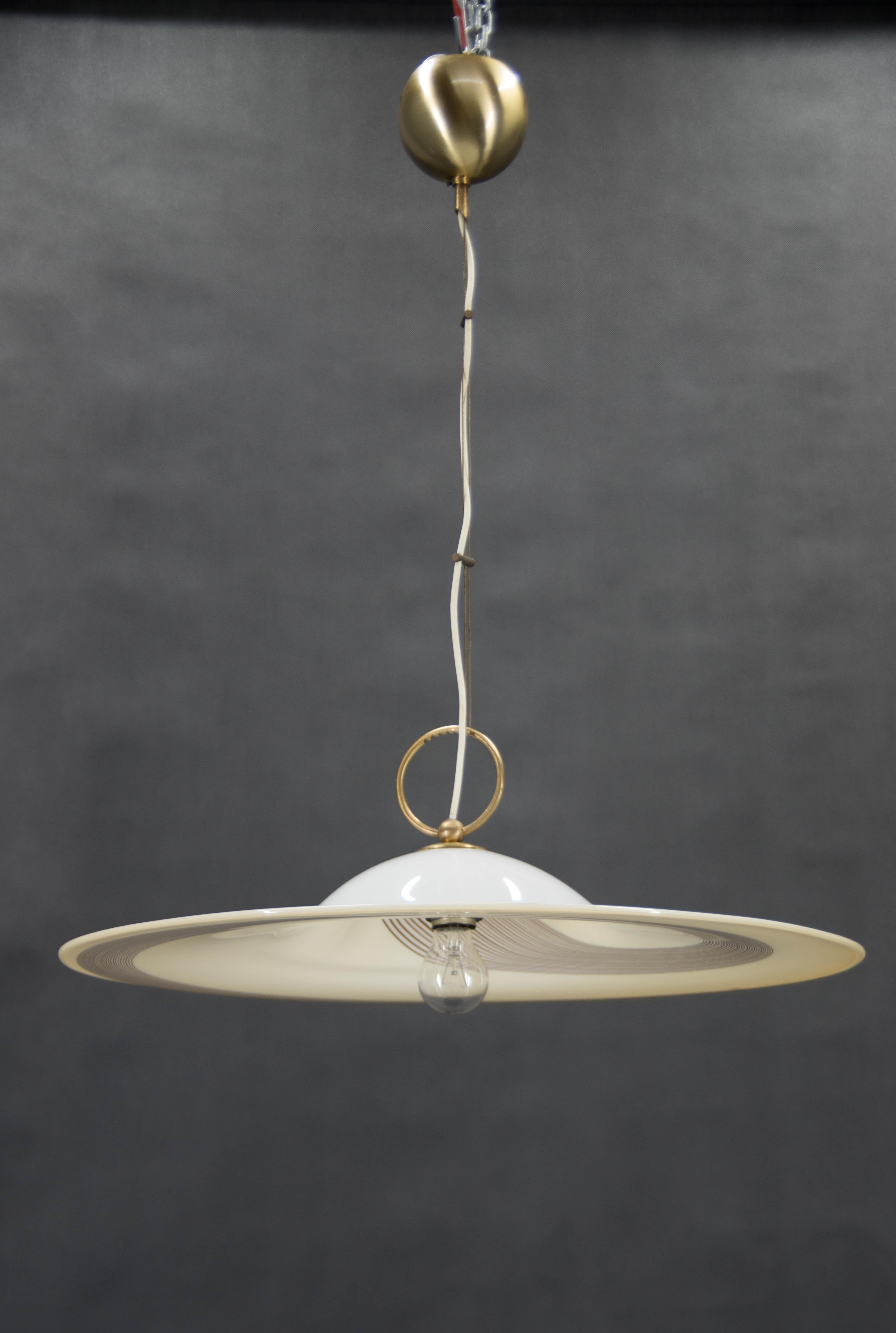 Ciondolo in vetro di Murano realizzato in Italia negli anni '80.
Ottime condizioni originali, vetro senza alcun danno.
Etichettato
1x100W, lampadina E25-E27
Compatibile con il cablaggio degli Stati Uniti.