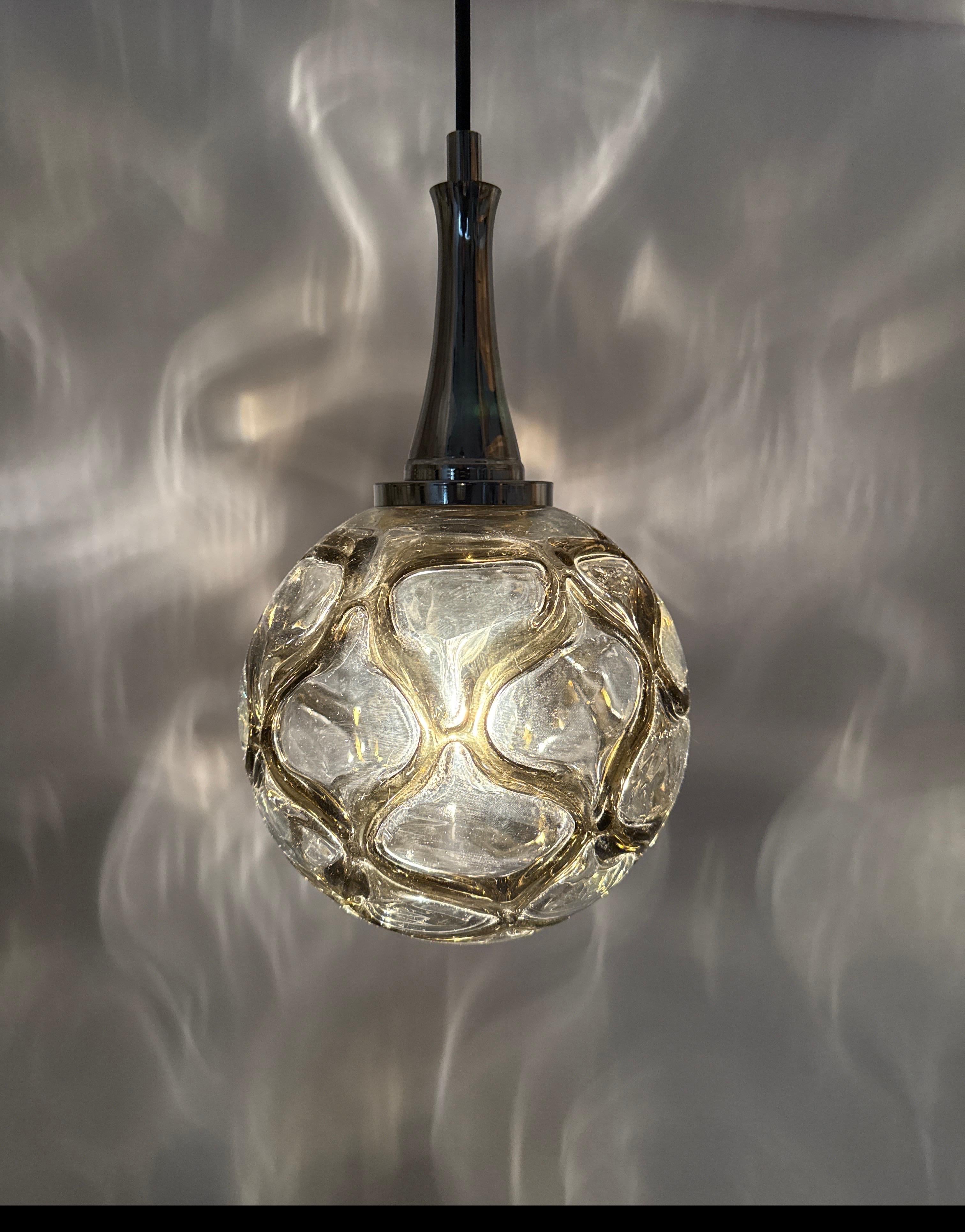 Bellissima lampada a sospensione artigianale di Doria. Questa lampada è di una bellezza senza tempo: il vetro soffiato a bocca è stato realizzato da maestri artigiani, le decorazioni in vetro grigio-verde sono state applicate a mano dall'artista del