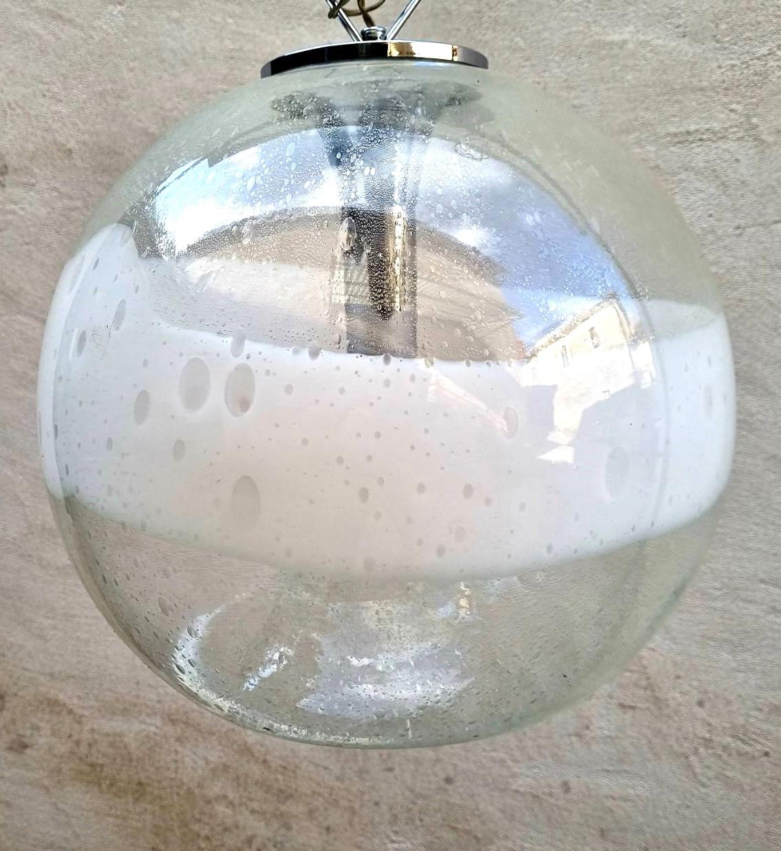 Très intéressant plafonnier en verre de Murano, conçu par Ettore Fantasia et Gino Poli Sothis en Italie, dans les années 60.
Il est fait de métal et de verre de Murano ; avec la technique unique 