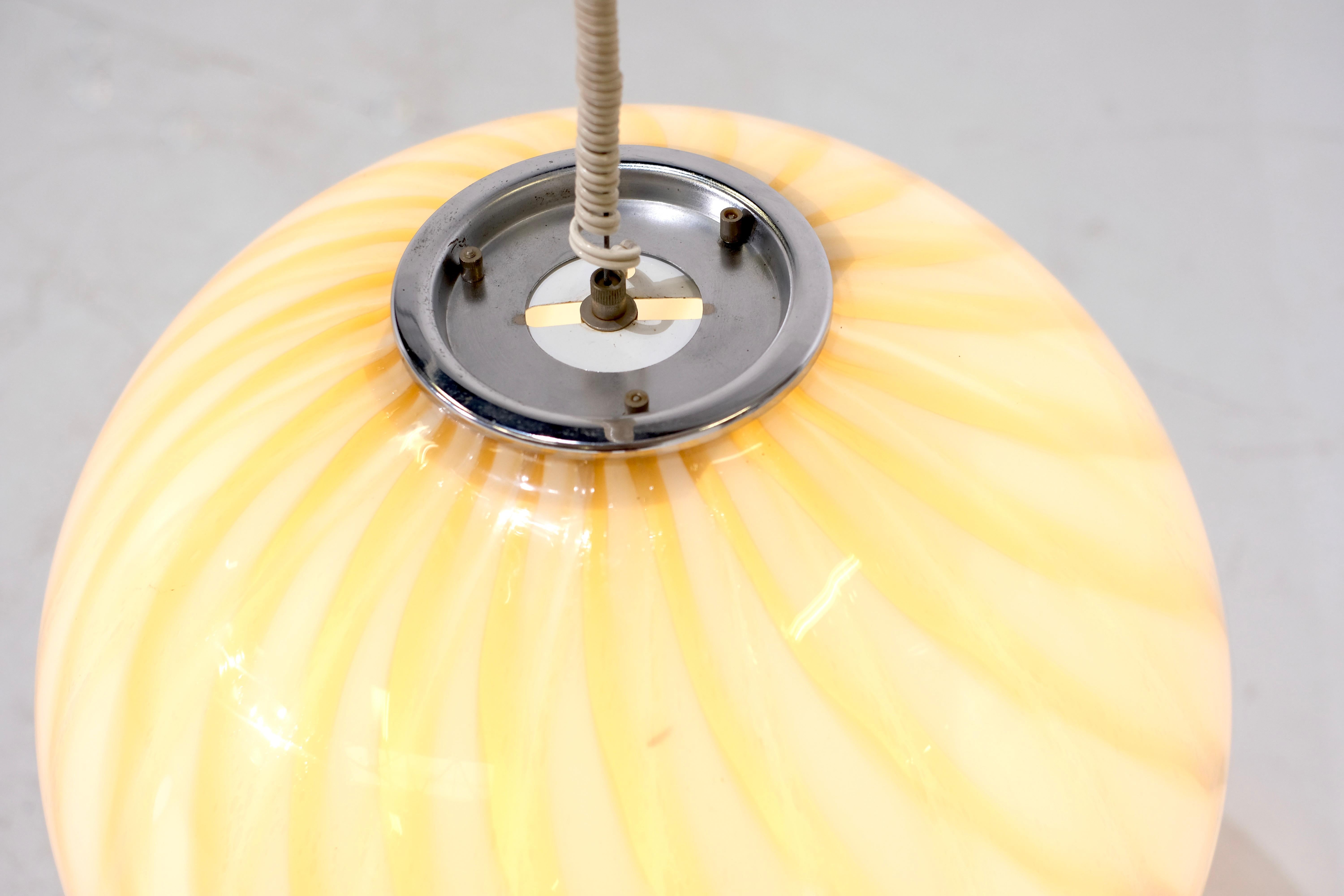 Mid-Century Modern Murano Glass pendant Lamp in the style of Venini - 1960 For Sale