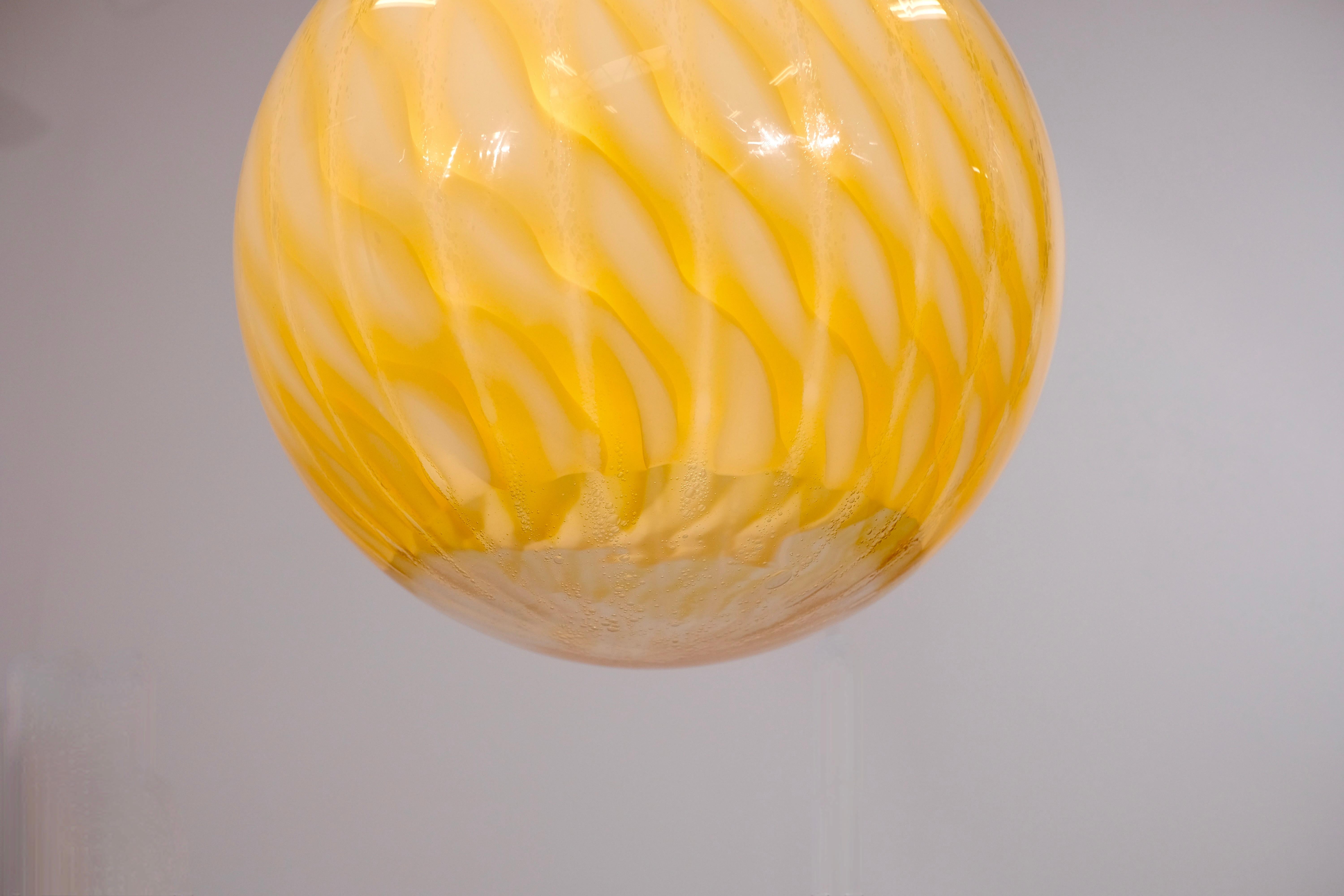 italien Lampe suspendue en verre de Murano dans le style de Venini - 1960 en vente