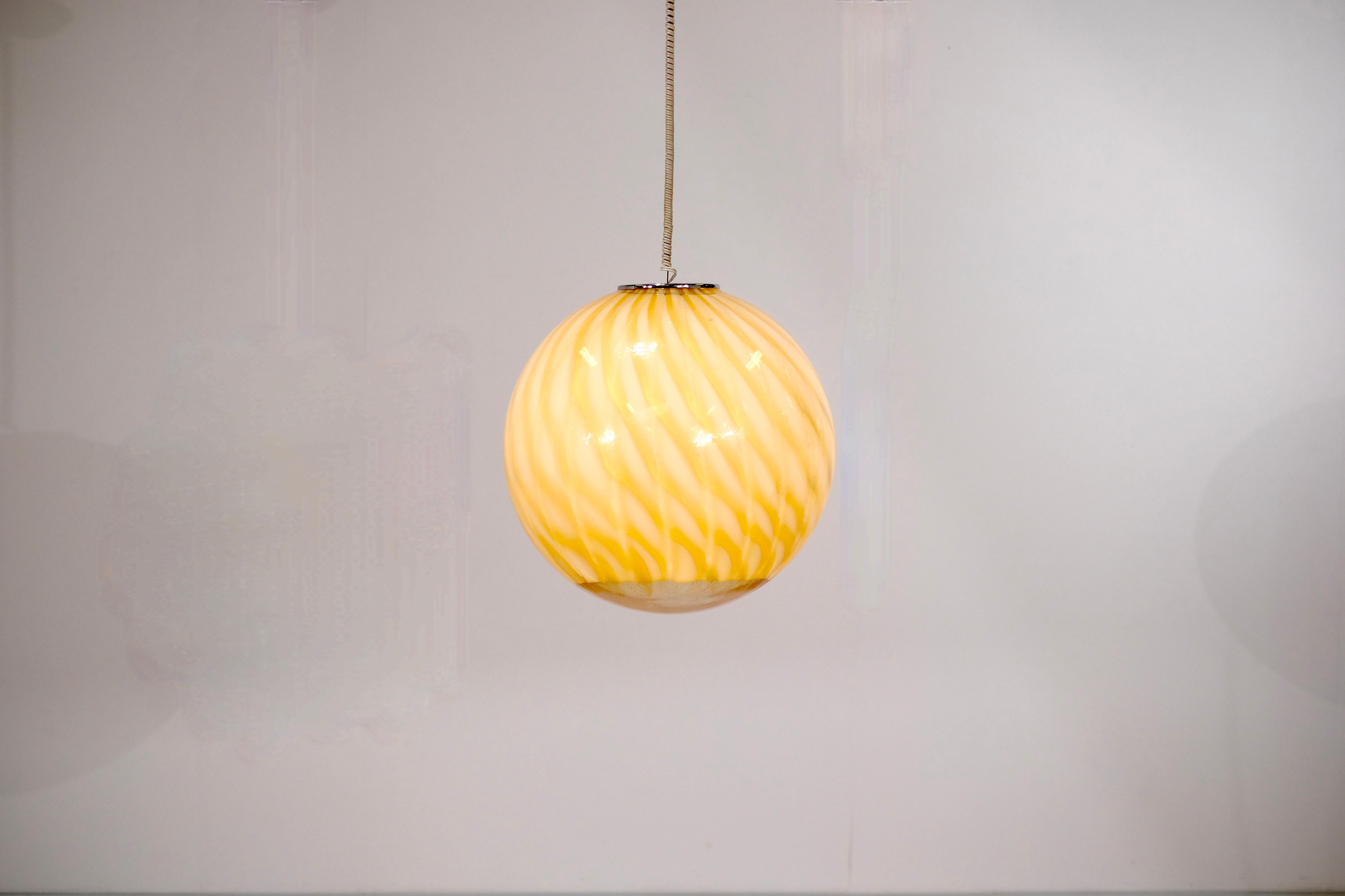 Lampe suspendue en verre de Murano dans le style de Venini - 1960 Bon état - En vente à Uccle, BE