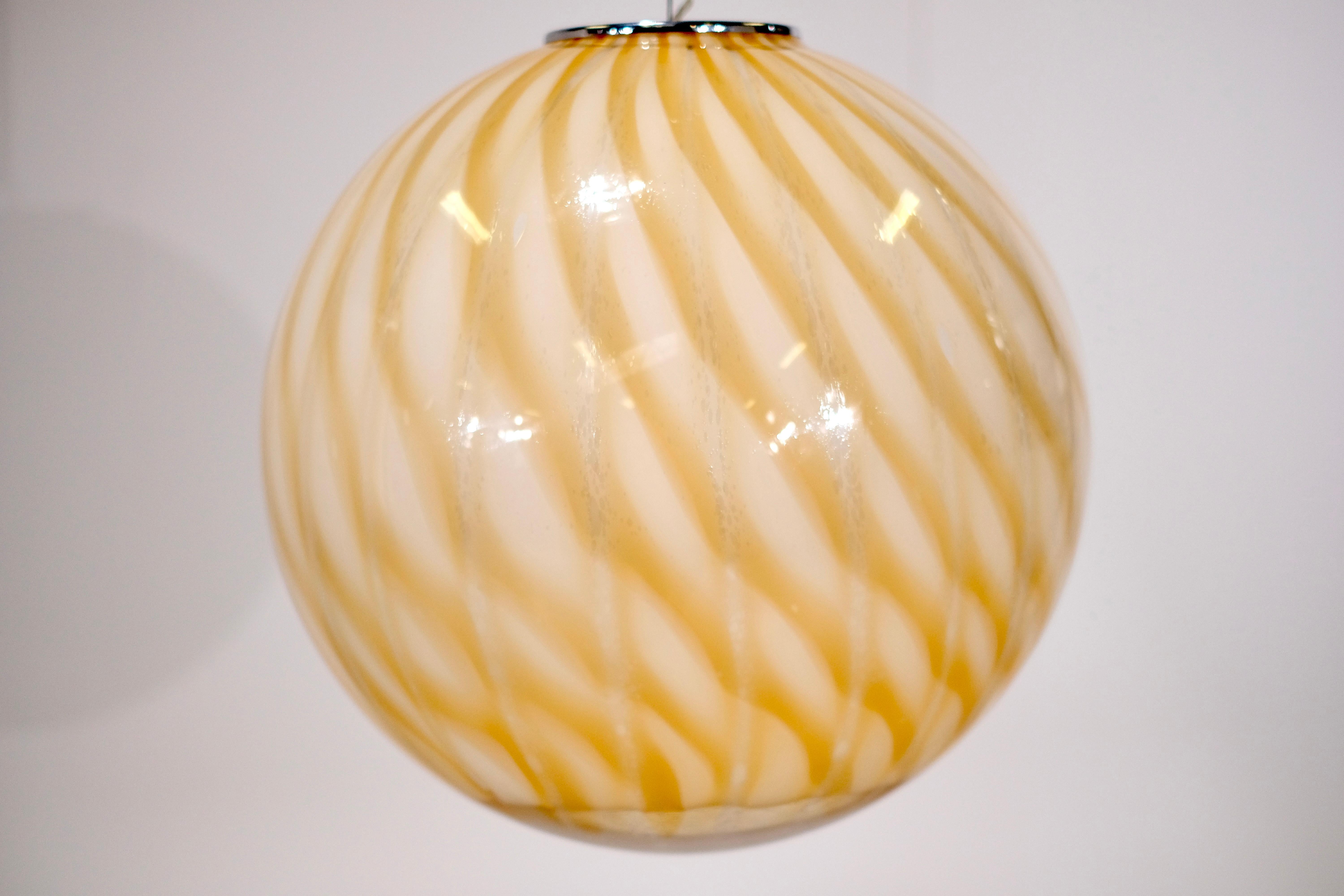 Lampe suspendue en verre de Murano dans le style de Venini - 1960 en vente 1