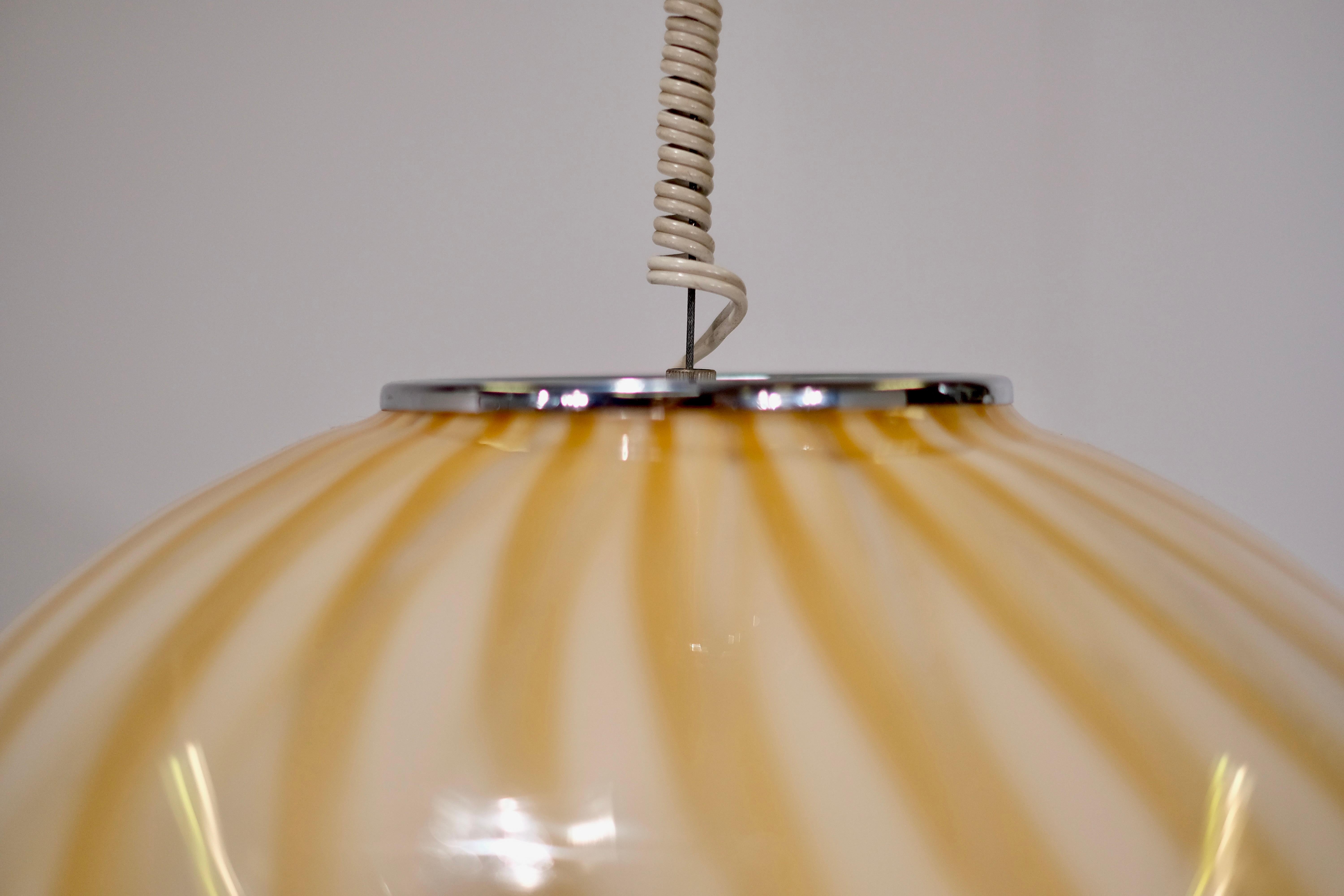 Lampe suspendue en verre de Murano dans le style de Venini - 1960 en vente 2