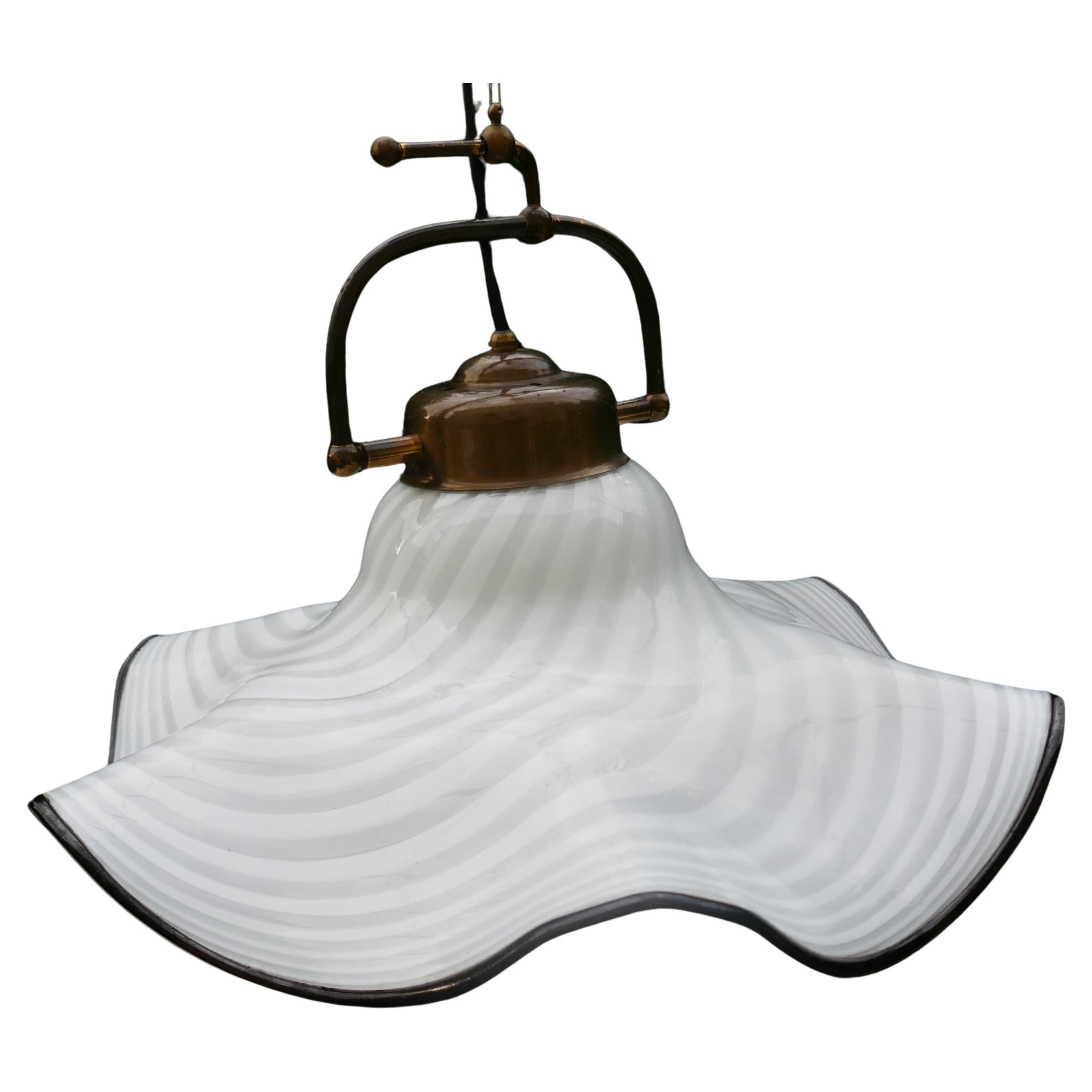 Hängeleuchte aus Muranoglas mit spiralförmigem Wirbelglas.
Guter Zustand.
Ich danke Ihnen.