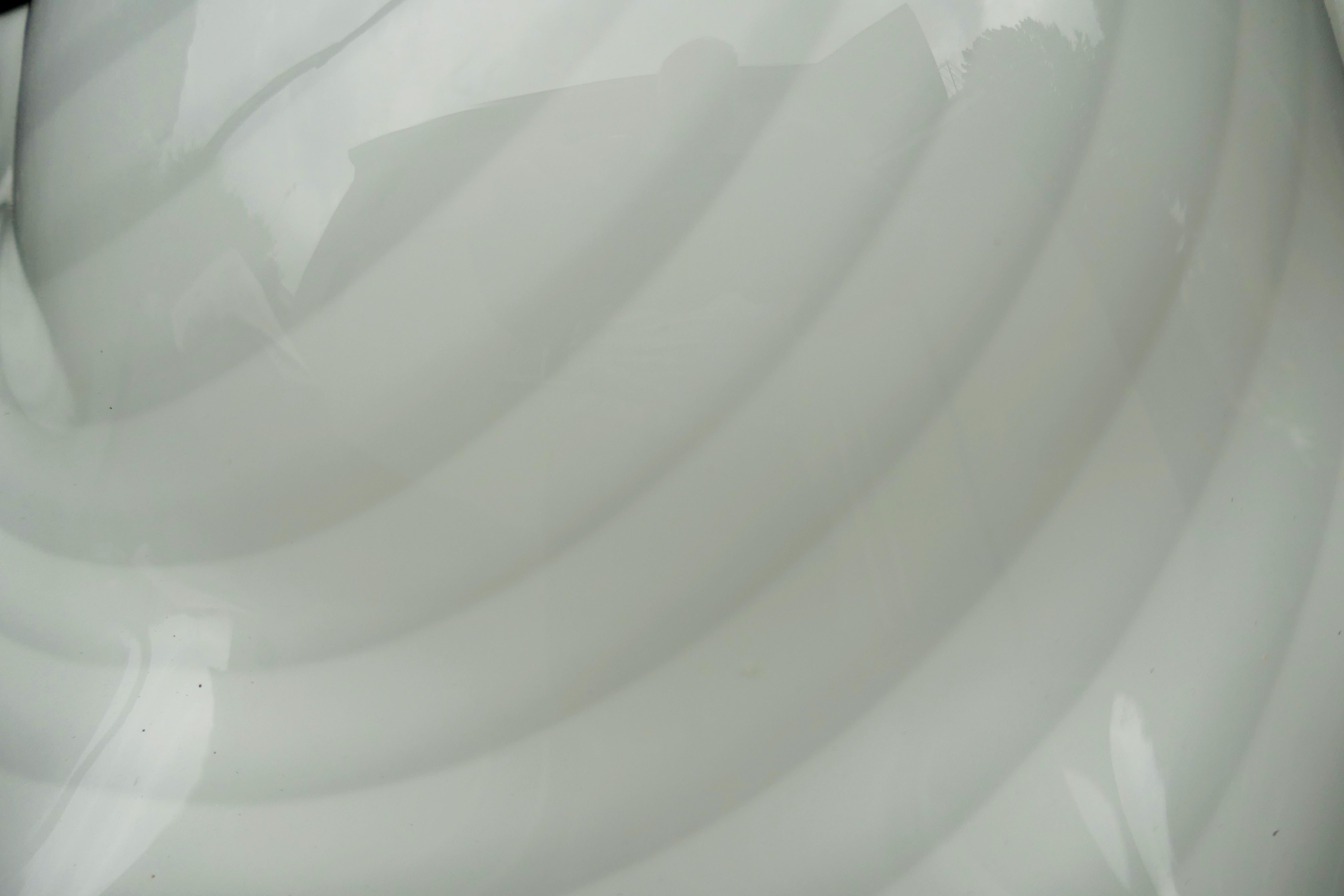 Hängeleuchte aus Muranoglas mit spiralförmigem Wirbelglas. im Angebot 1