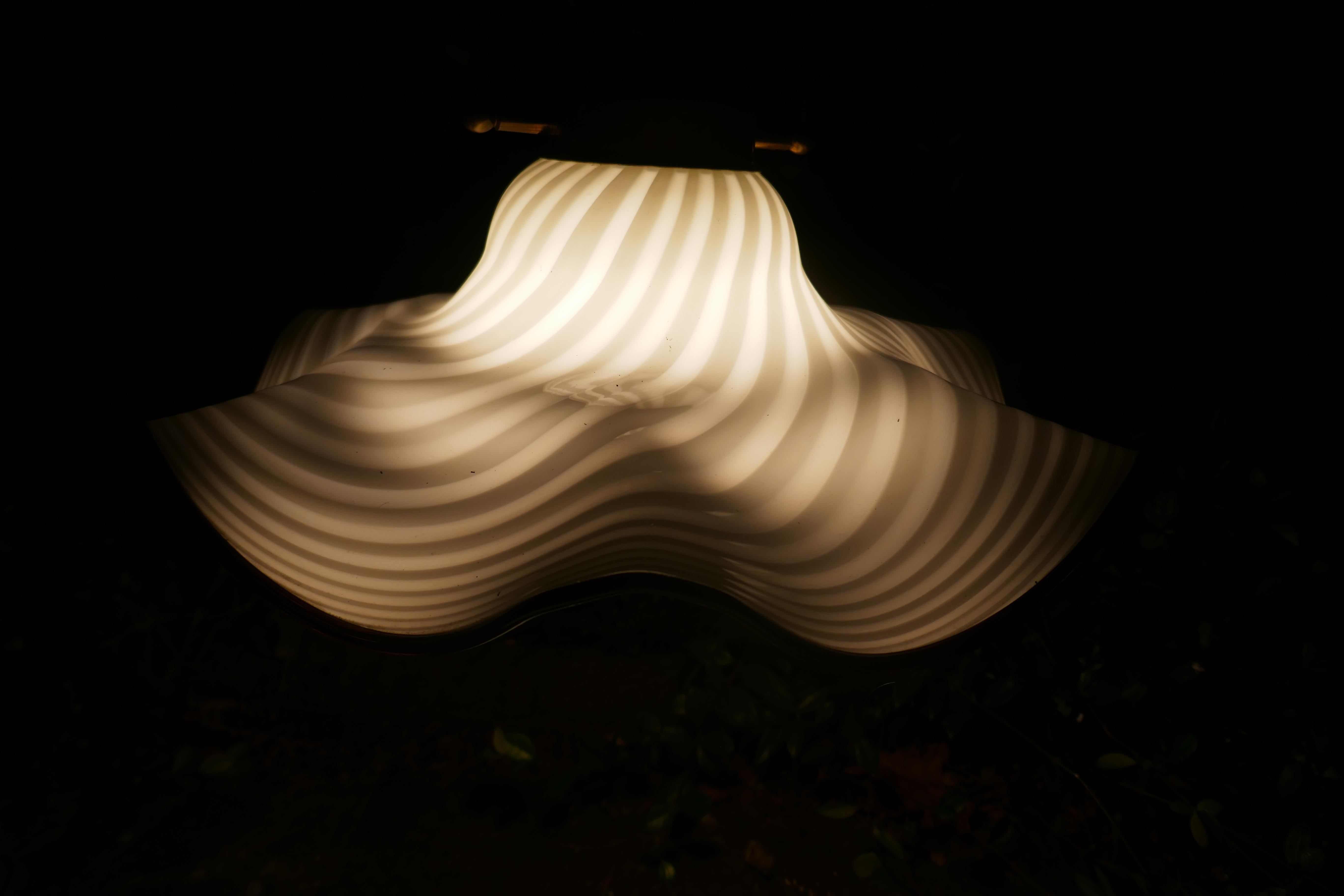 Hängeleuchte aus Muranoglas mit spiralförmigem Wirbelglas. im Angebot 2