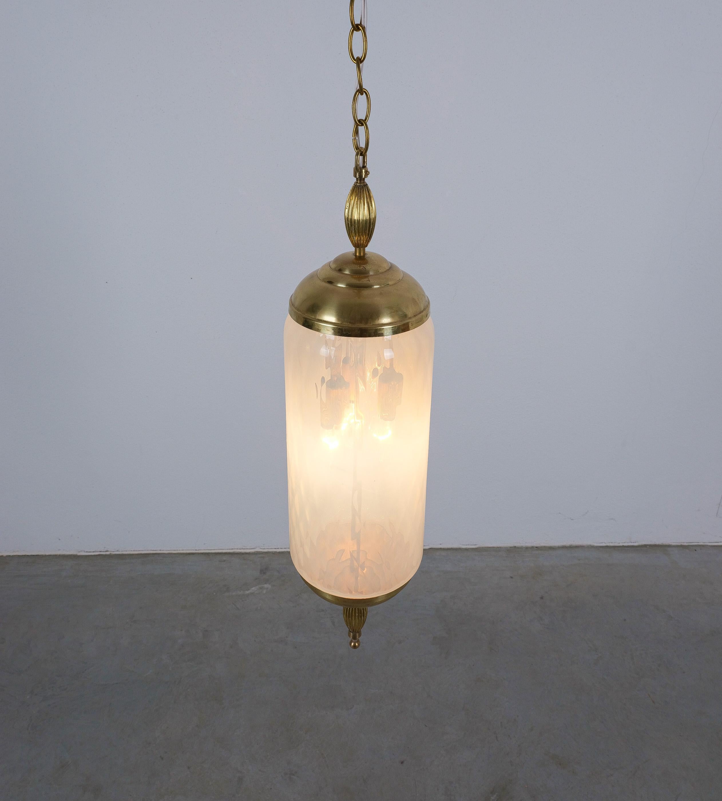 Paire de lampes suspendues en verre de Murano Paire de lanternes en verre bleu irisé, vers 1960 3