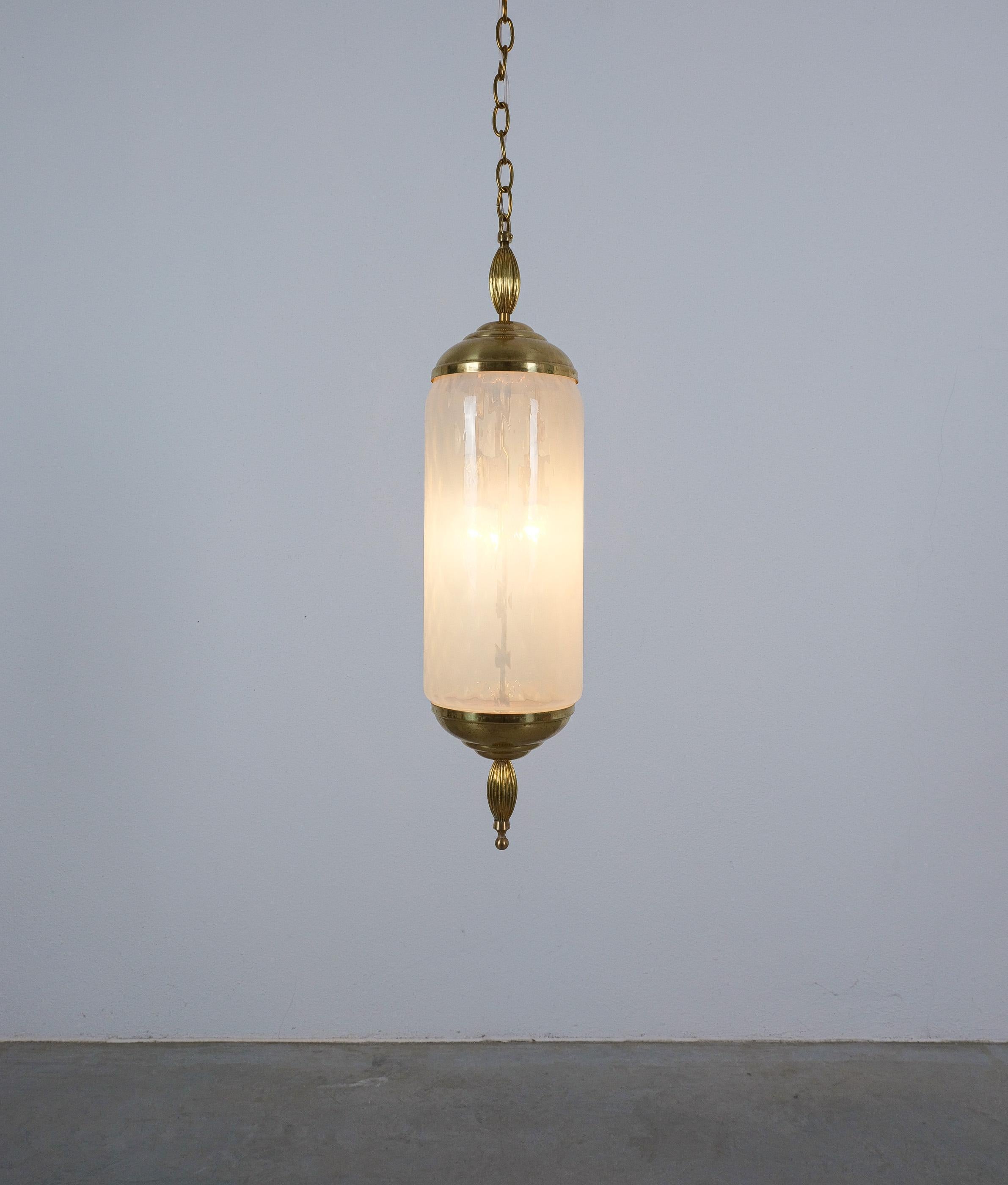 Paire de lampes suspendues en verre de Murano Paire de lanternes en verre bleu irisé, vers 1960 4