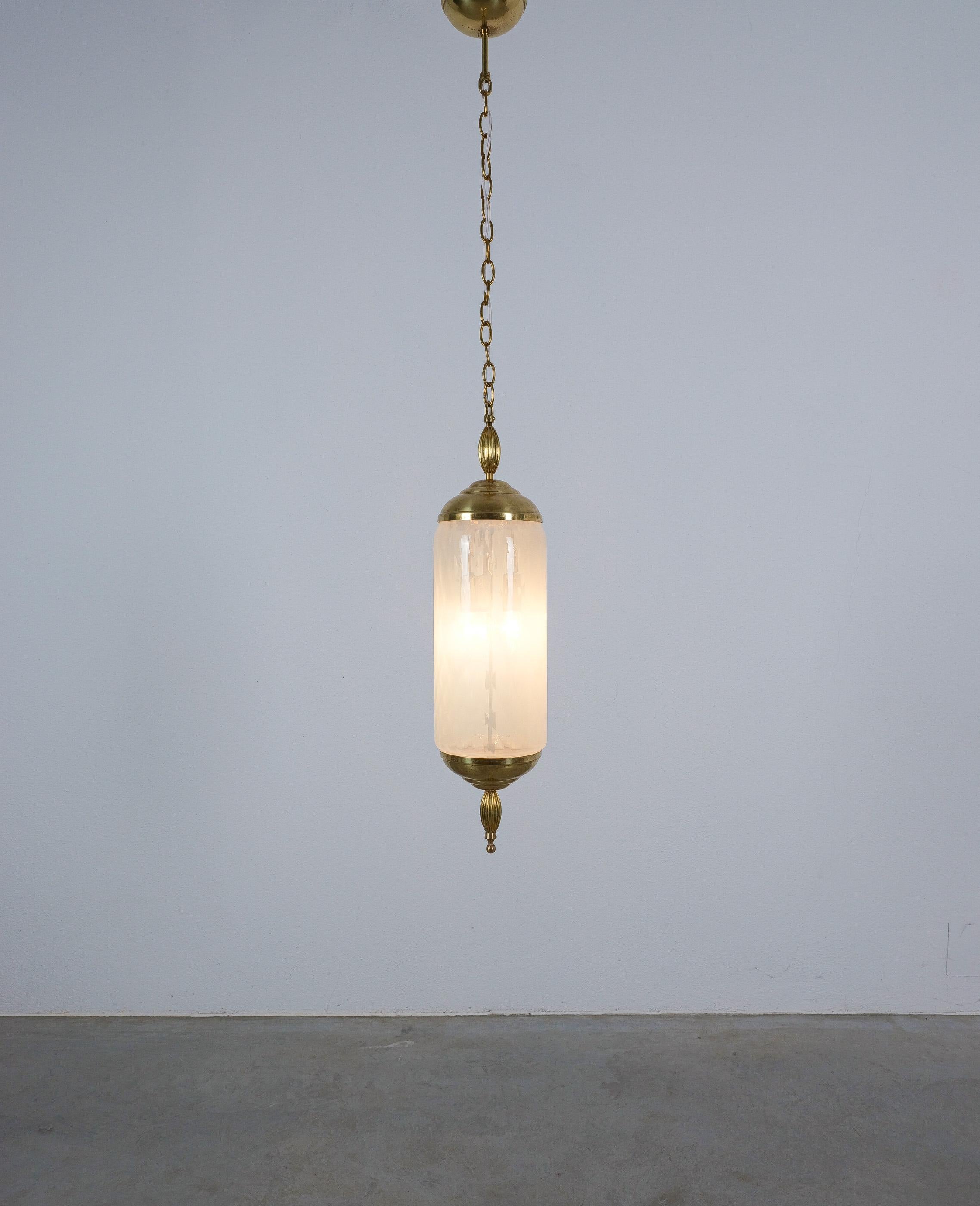 Paire de lampes suspendues en verre de Murano Paire de lanternes en verre bleu irisé, vers 1960 5