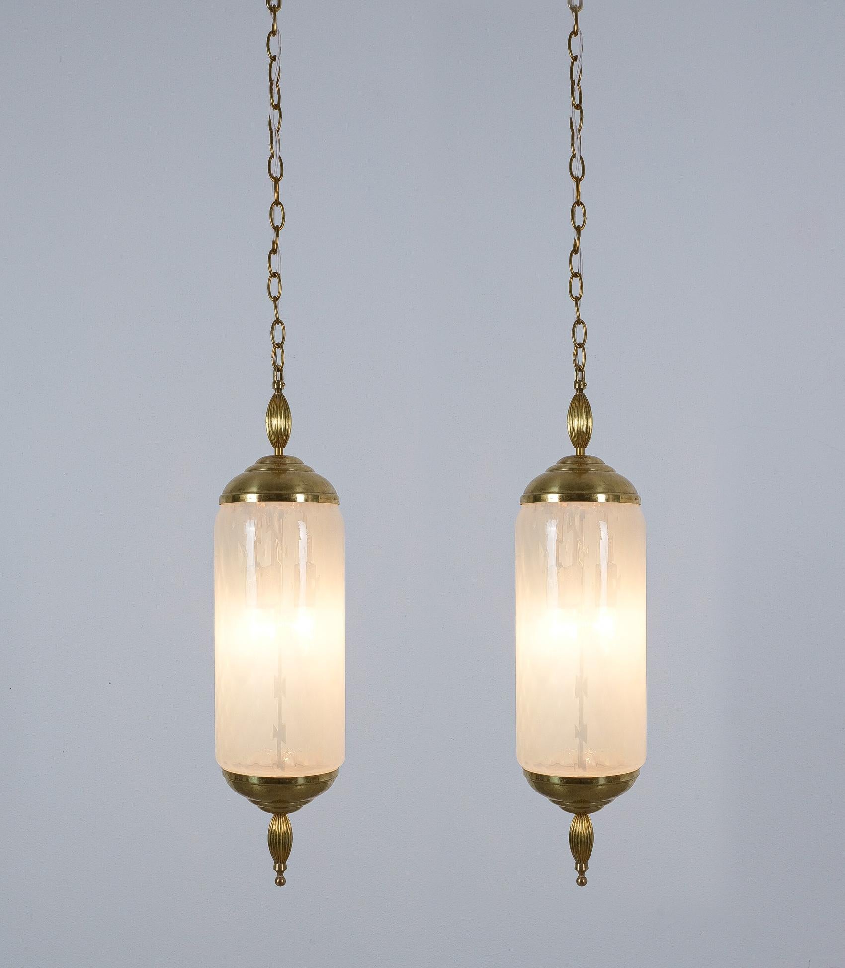 Paire de lampes suspendues en verre de Murano Lanterne en verre bleu irisé, circa 1960, Italie- prix de la paire- 6.7