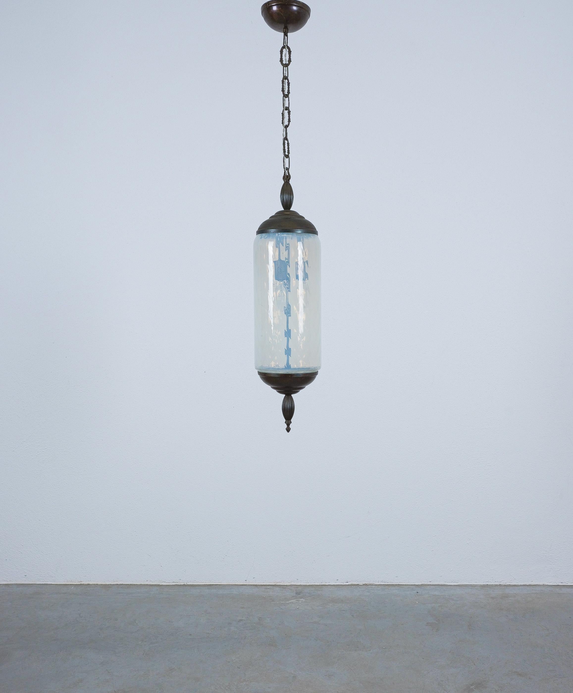Pareja de lámparas colgantes de cristal de Murano Lámparas de cristal azul iridiscente, hacia 1960 Moderno de mediados de siglo en venta