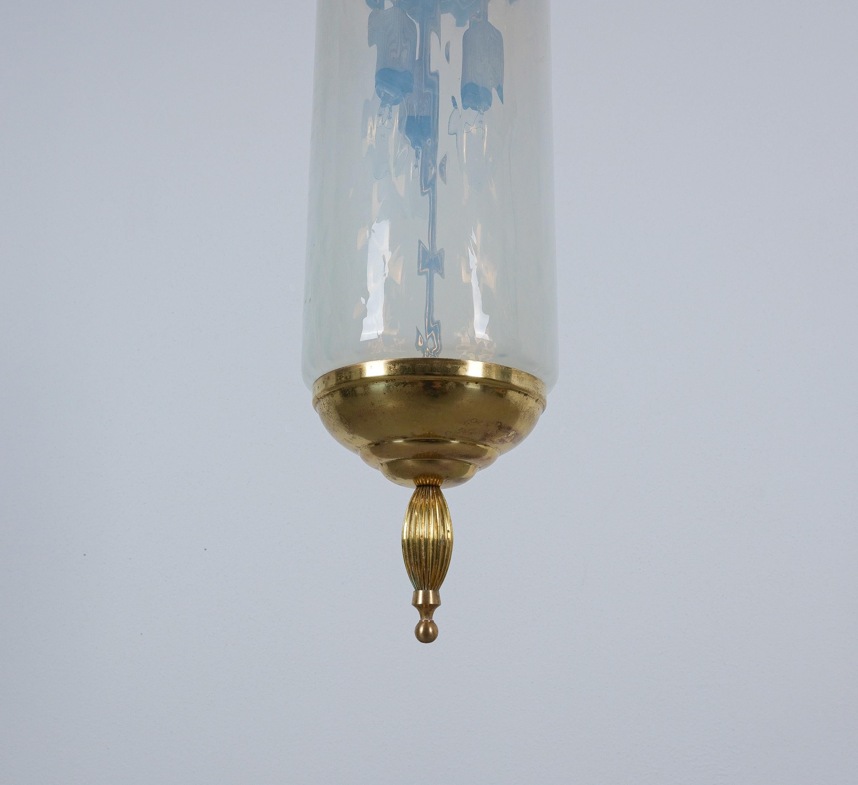 italien Paire de lampes suspendues en verre de Murano Paire de lanternes en verre bleu irisé, vers 1960
