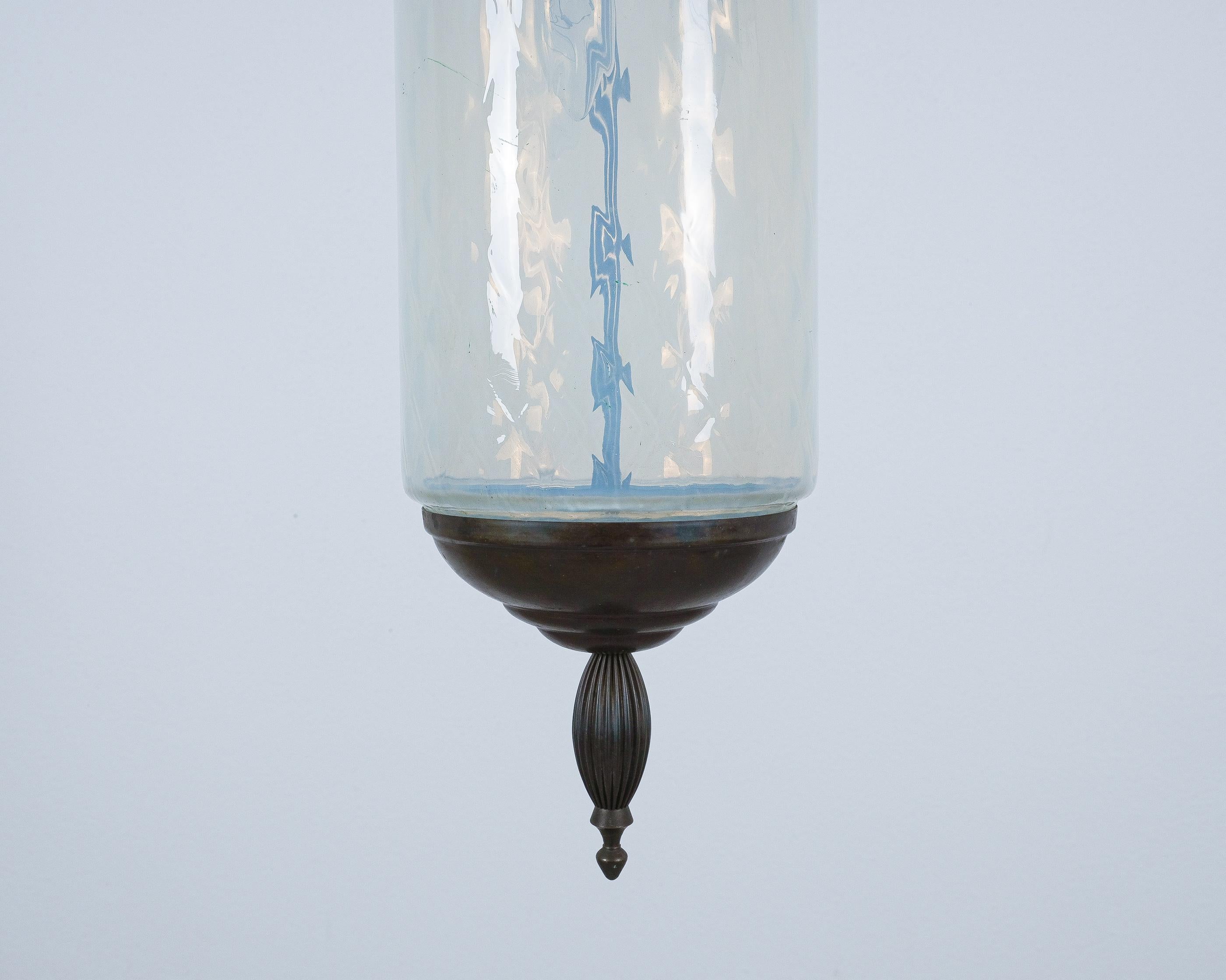Pareja de lámparas colgantes de cristal de Murano Lámparas de cristal azul iridiscente, hacia 1960 Italiano en venta