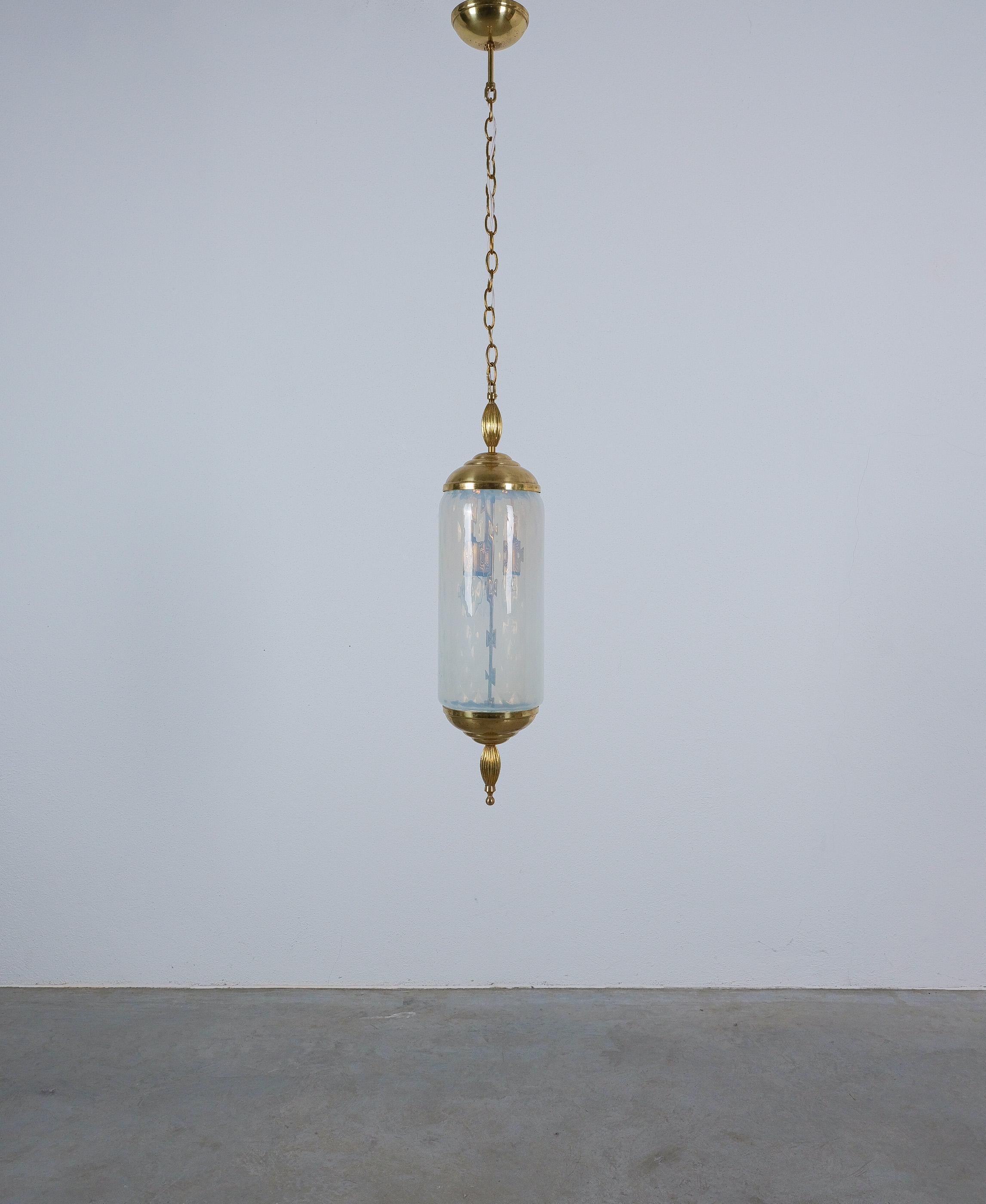 Paire de lampes suspendues en verre de Murano Paire de lanternes en verre bleu irisé, vers 1960 Bon état à Vienna, AT