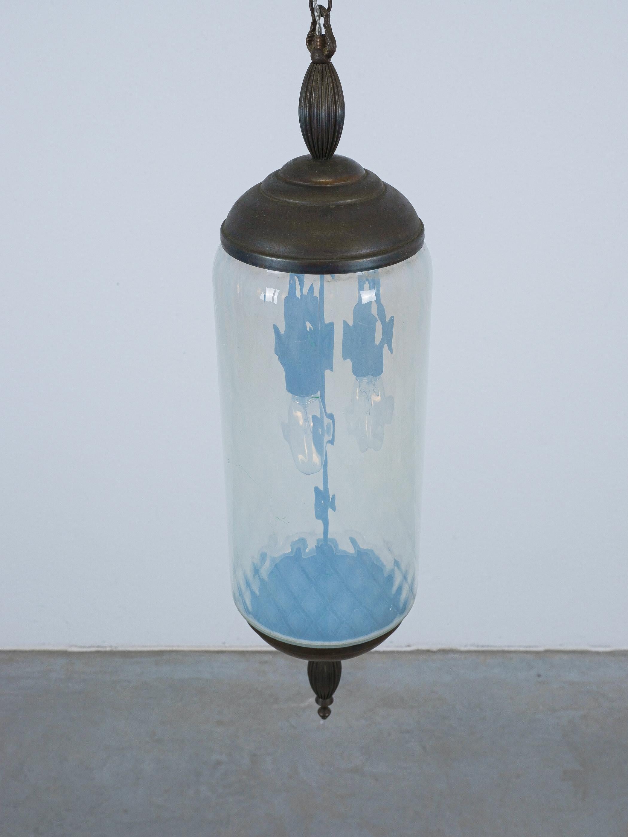 Pareja de lámparas colgantes de cristal de Murano Lámparas de cristal azul iridiscente, hacia 1960 Patinado en venta
