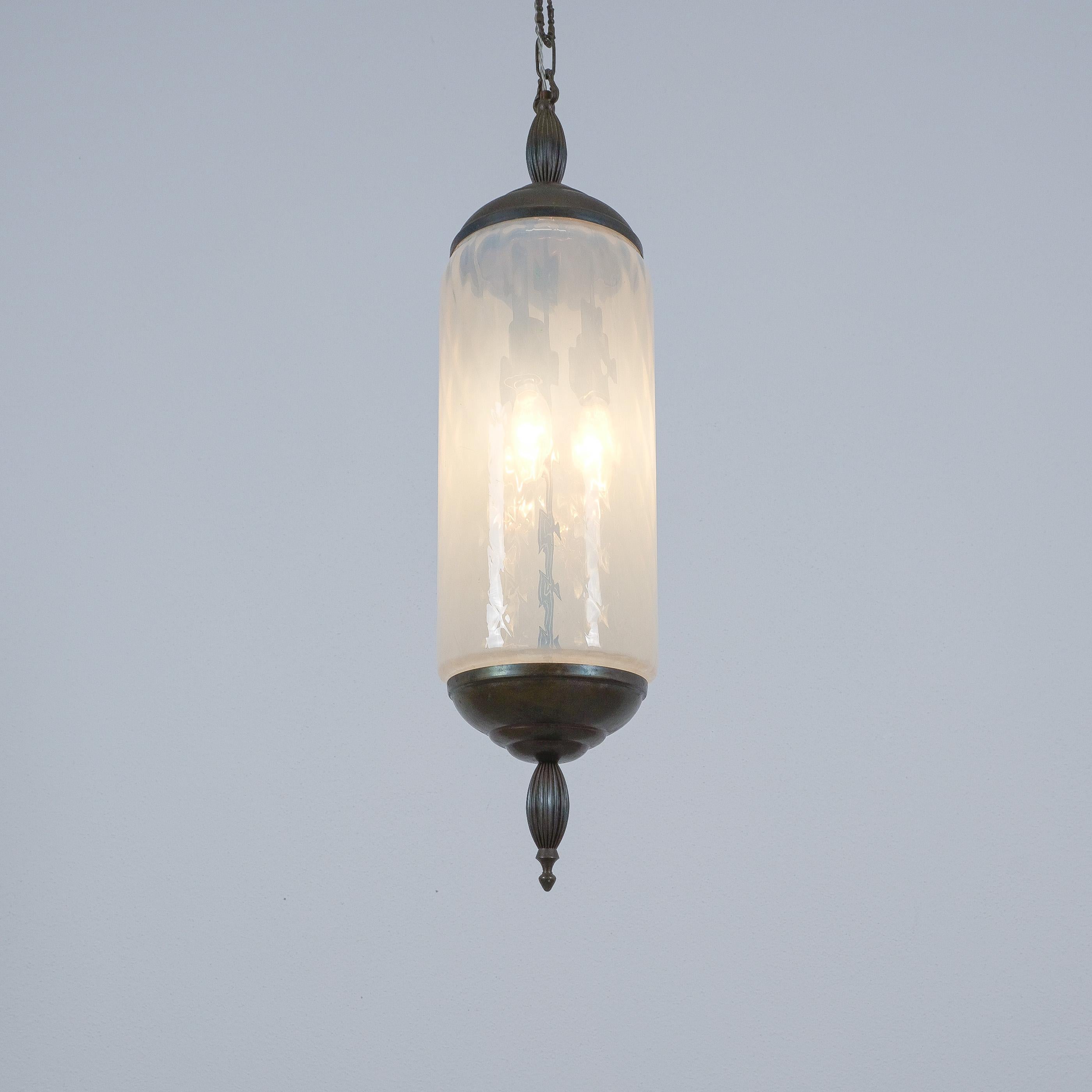 Pareja de lámparas colgantes de cristal de Murano Lámparas de cristal azul iridiscente, hacia 1960 en Bueno estado para la venta en Vienna, AT
