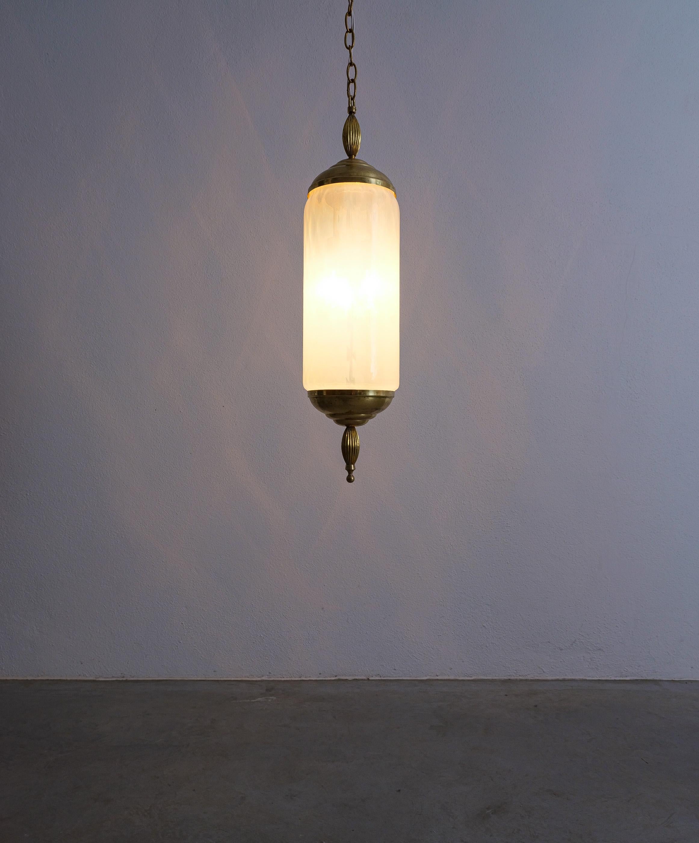 Laiton Paire de lampes suspendues en verre de Murano Paire de lanternes en verre bleu irisé, vers 1960