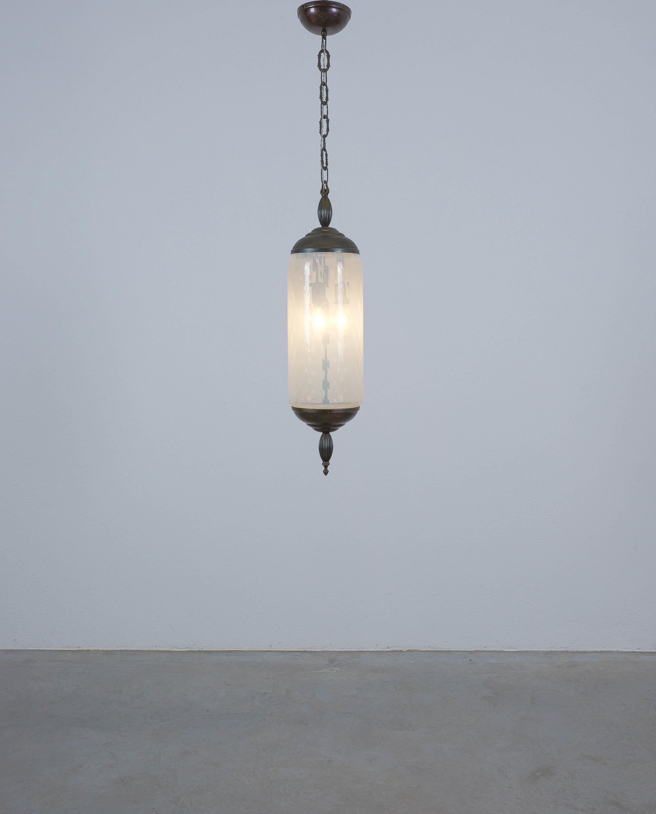 Pareja de lámparas colgantes de cristal de Murano Lámparas de cristal azul iridiscente, hacia 1960 mediados del siglo XX en venta