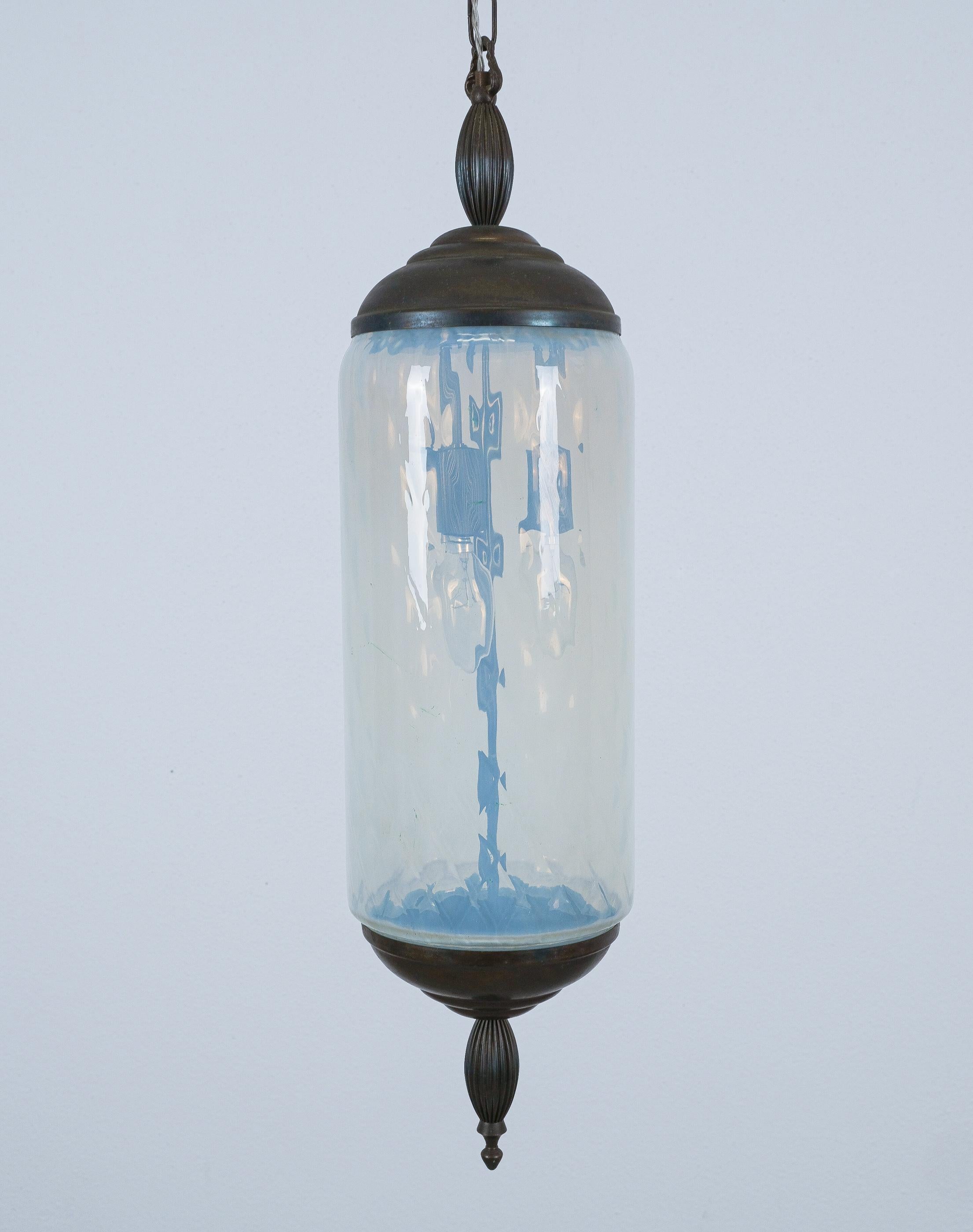 Pareja de lámparas colgantes de cristal de Murano Lámparas de cristal azul iridiscente, hacia 1960 Latón en venta