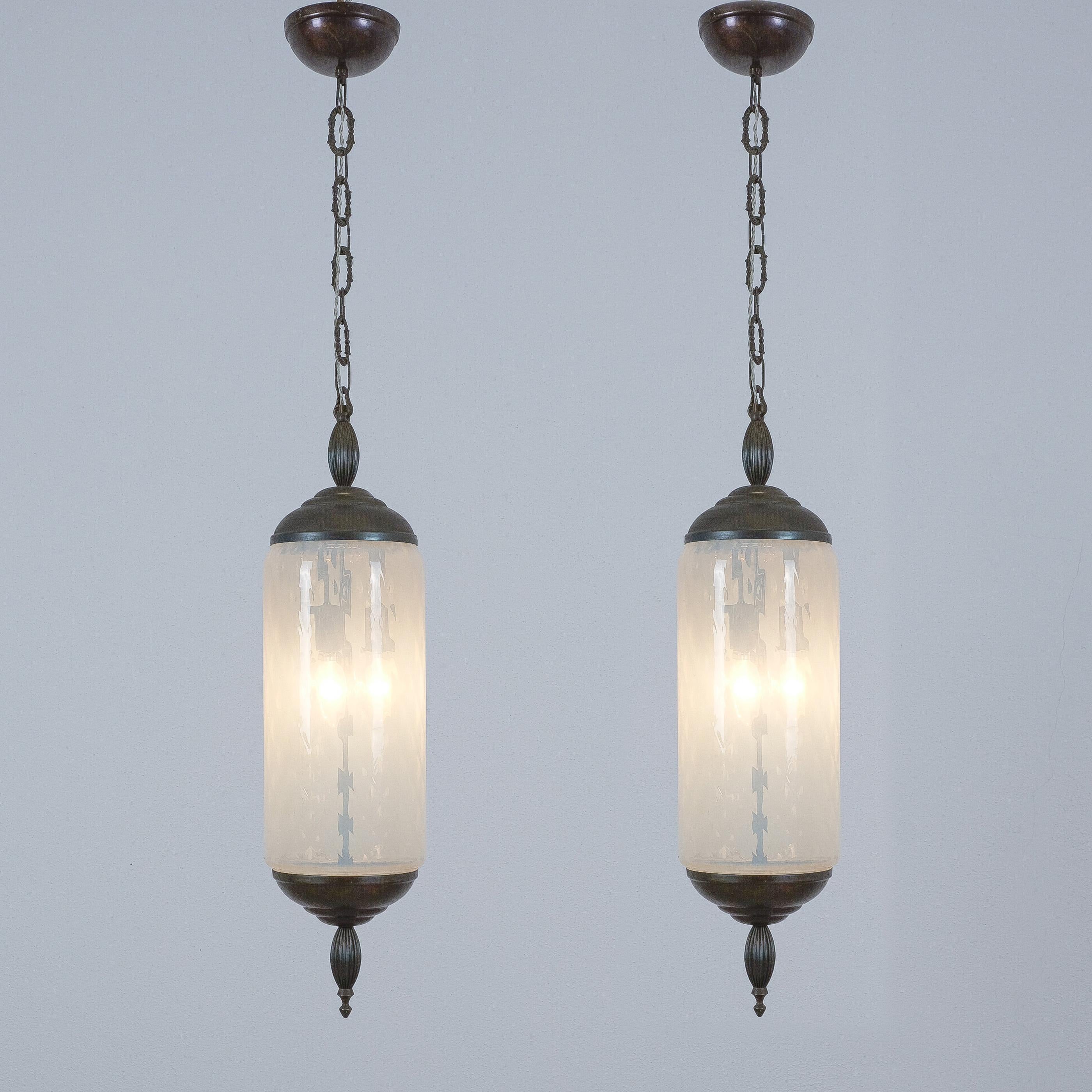 Pareja de lámparas colgantes de cristal de Murano Lámparas de cristal azul iridiscente, hacia 1960 en venta 1
