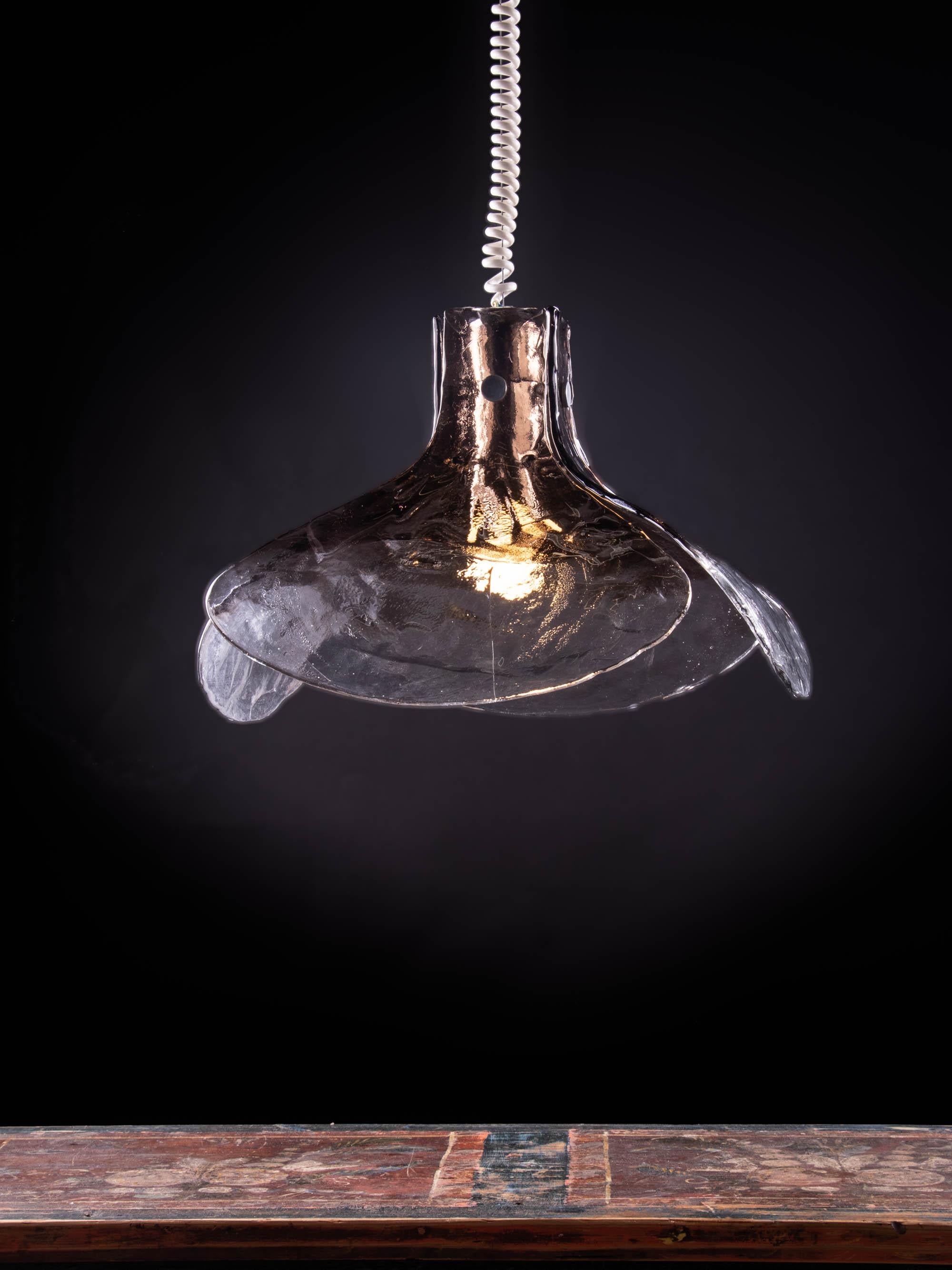 Fait main 1960 Italie Mazzega Tulip Suspension Lamp Smoked Murano Glass by Carlo Nason en vente