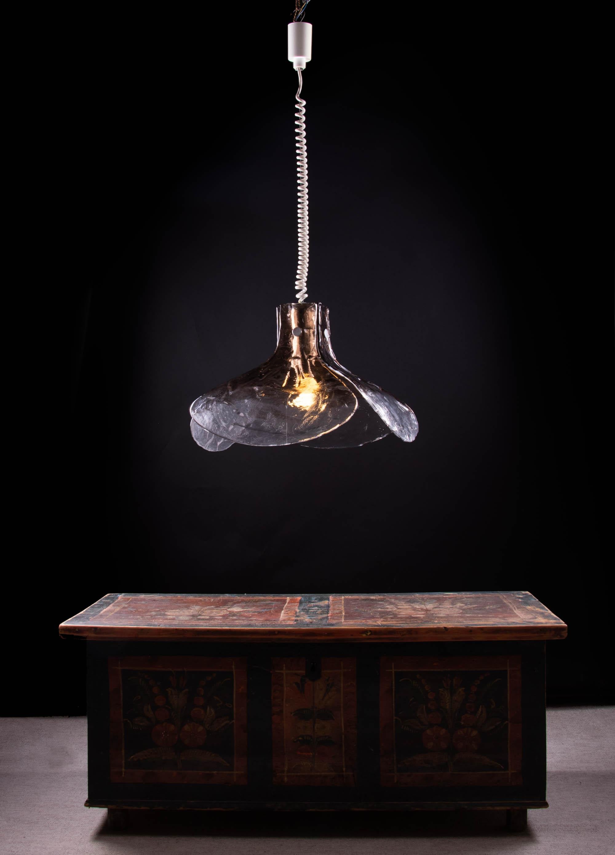 1960 Italie Mazzega Tulip Suspension Lamp Smoked Murano Glass by Carlo Nason Bon état - En vente à Niederdorfelden, Hessen