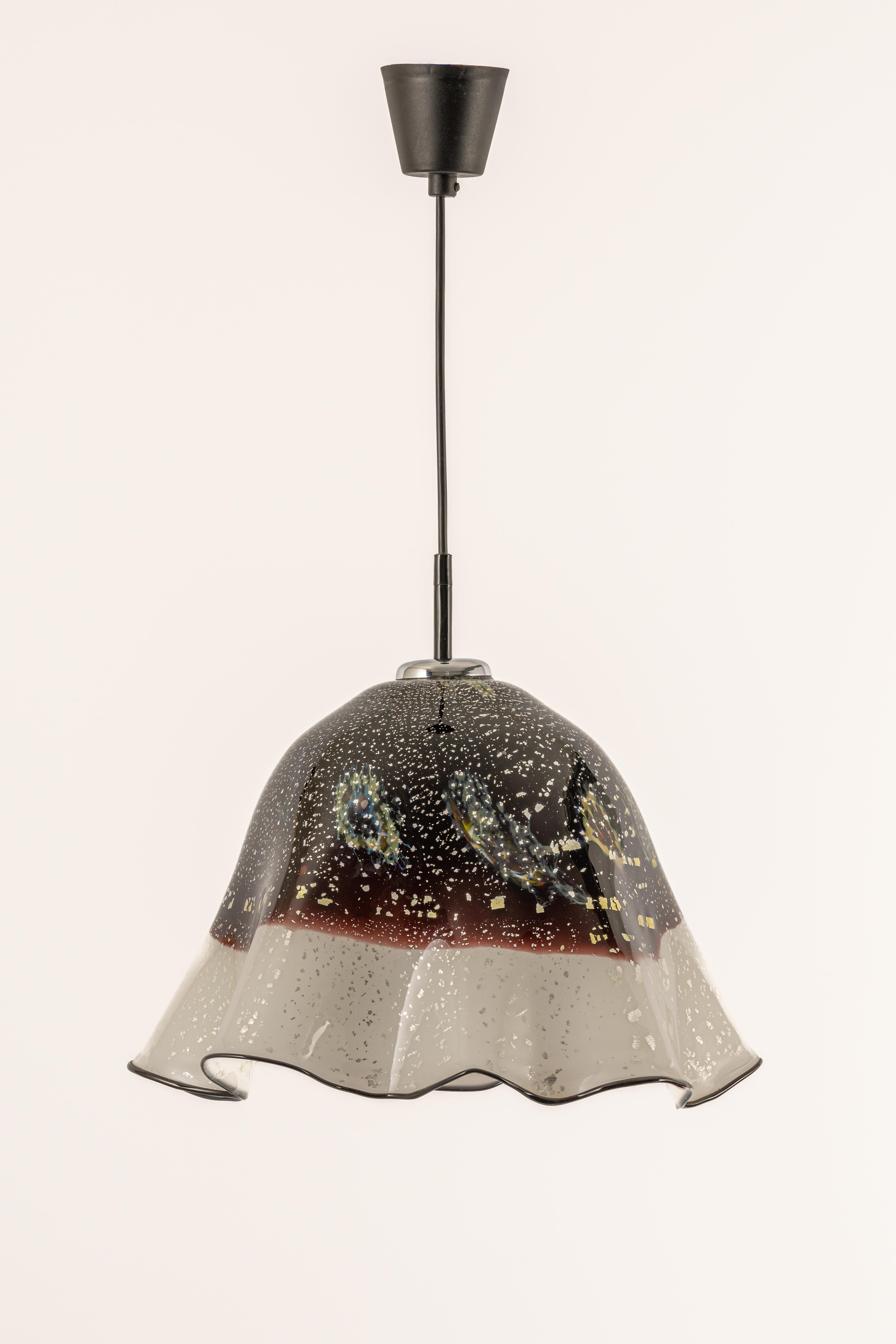 Cette superbe suspension en verre clair/coloré de Murano est fixée à un cadre en métal chromé. Elle a été conçue par Kalmar, en Autriche, et a été fabriquée dans les années 1970.

De grande qualité et en bon état.

Le luminaire nécessite 1 ampoule