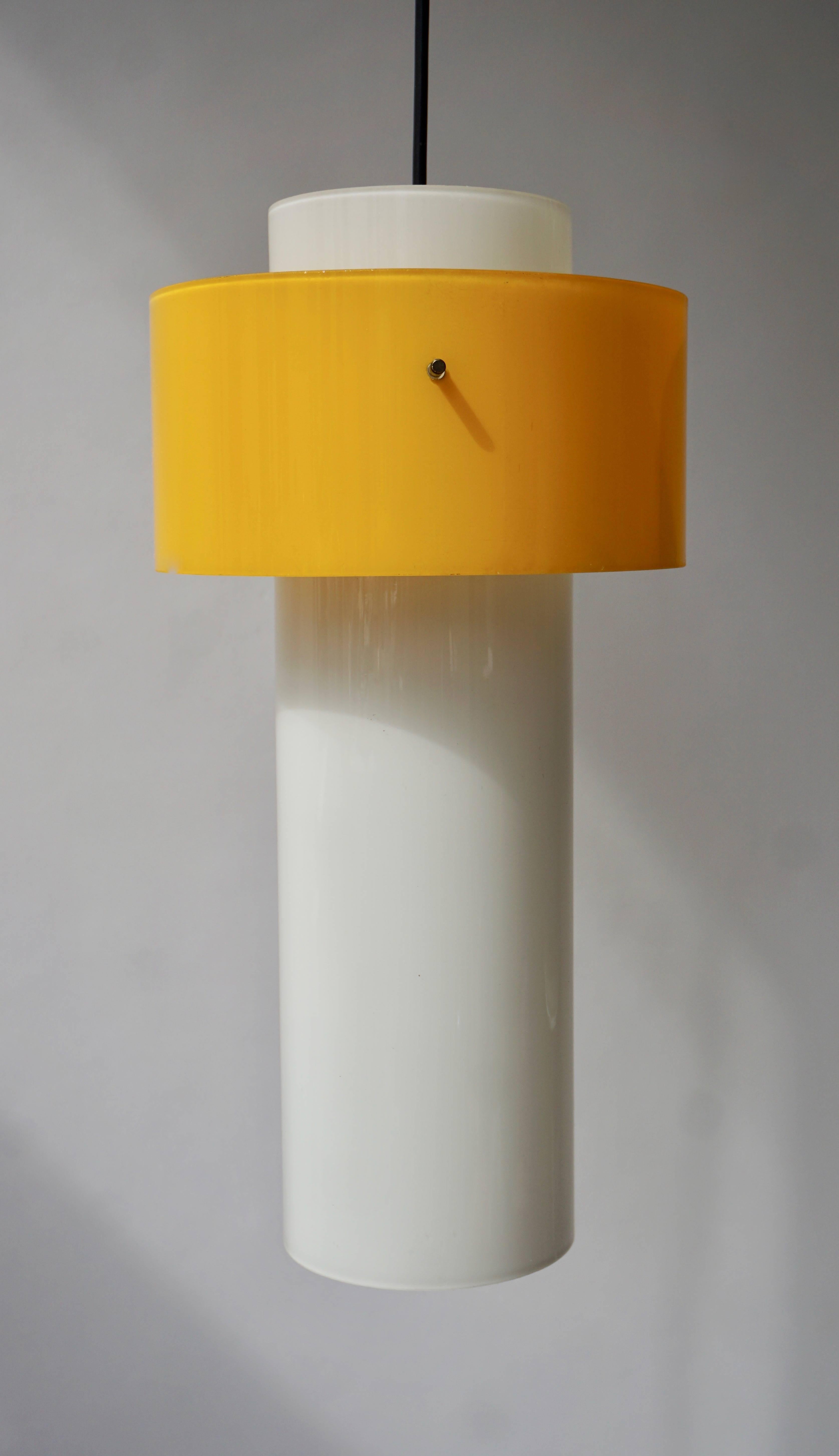 Lampe pendante italienne en verre de Murano. L'abat-jour rond crée une lumière chaude et confortable avec une lumière distincte juste en dessous de l'abat-jour. La lampe comporte une source lumineuse de 80W maximum. Les fils peuvent être fabriqués à