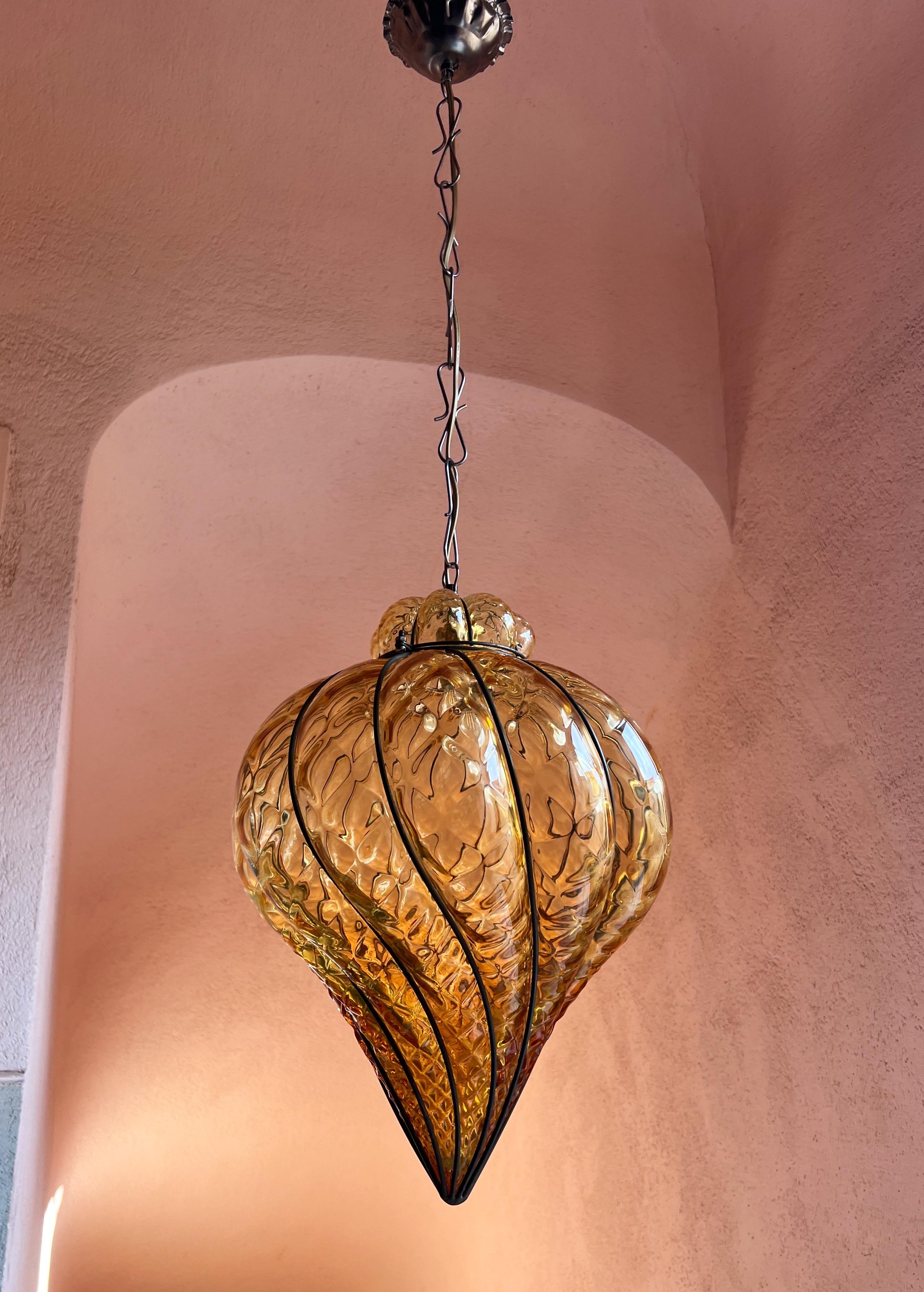 Lampe à suspension en verre de Murano de couleur ambre, années 1980  en vente 3