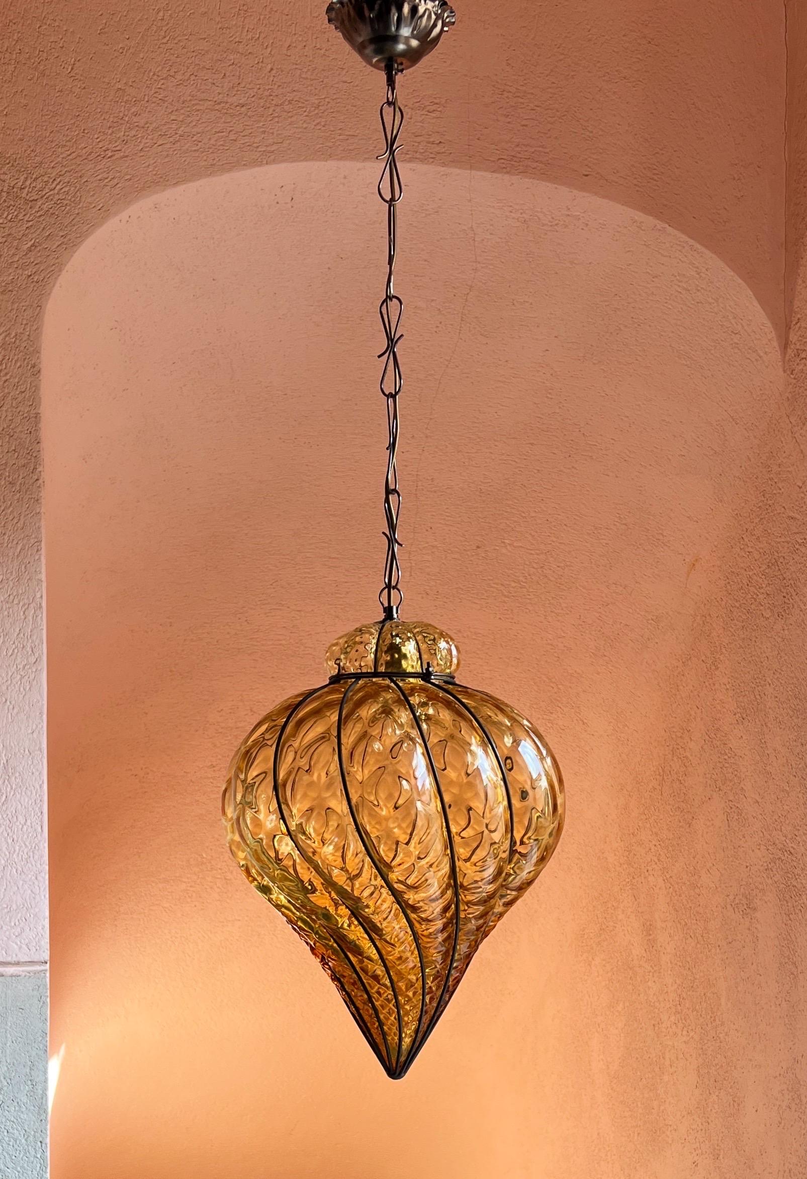 Lampe à suspension en verre de Murano de couleur ambre, années 1980  en vente 7