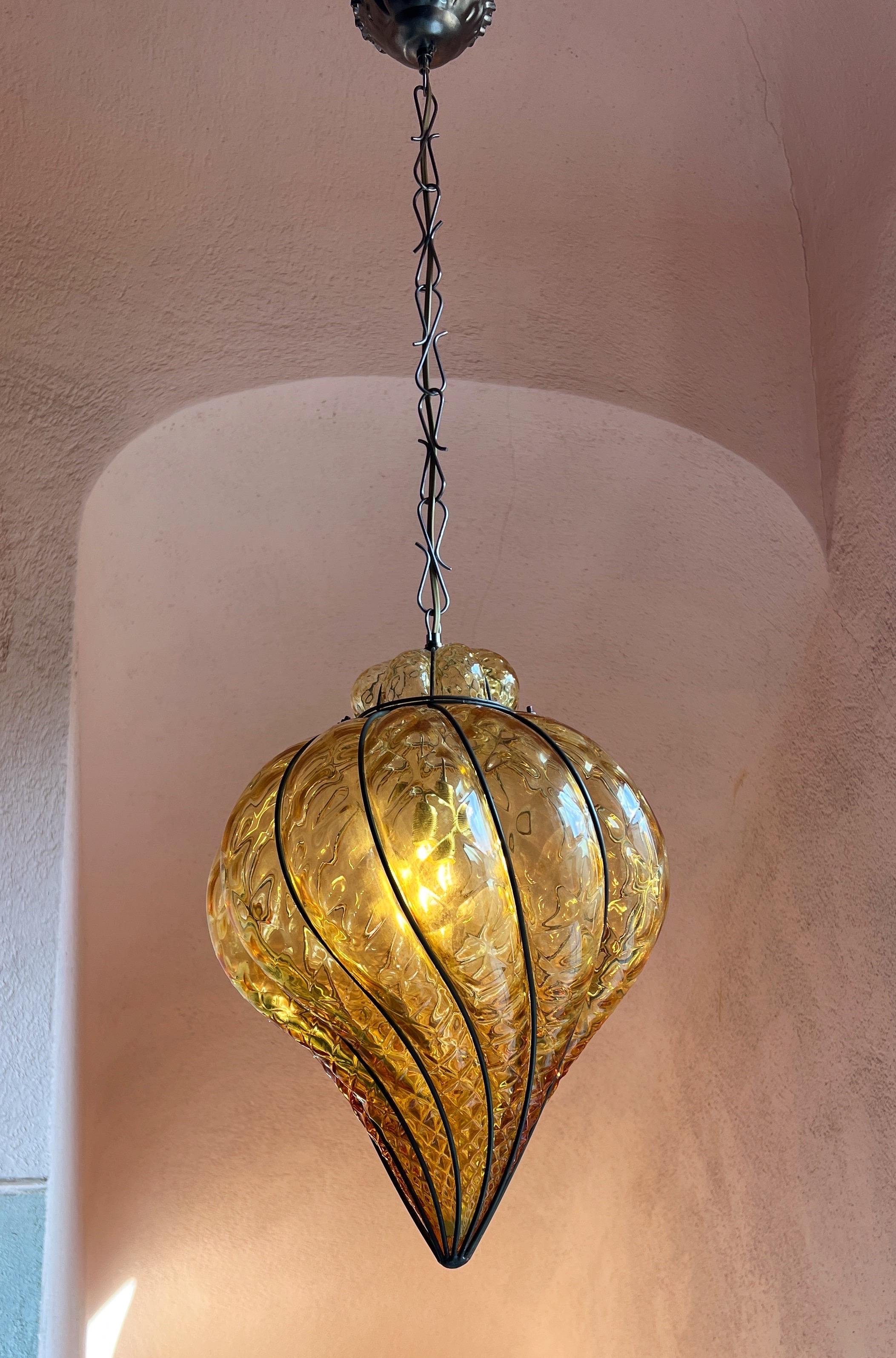 Lampe à suspension en verre de Murano de couleur ambre, années 1980  en vente 1