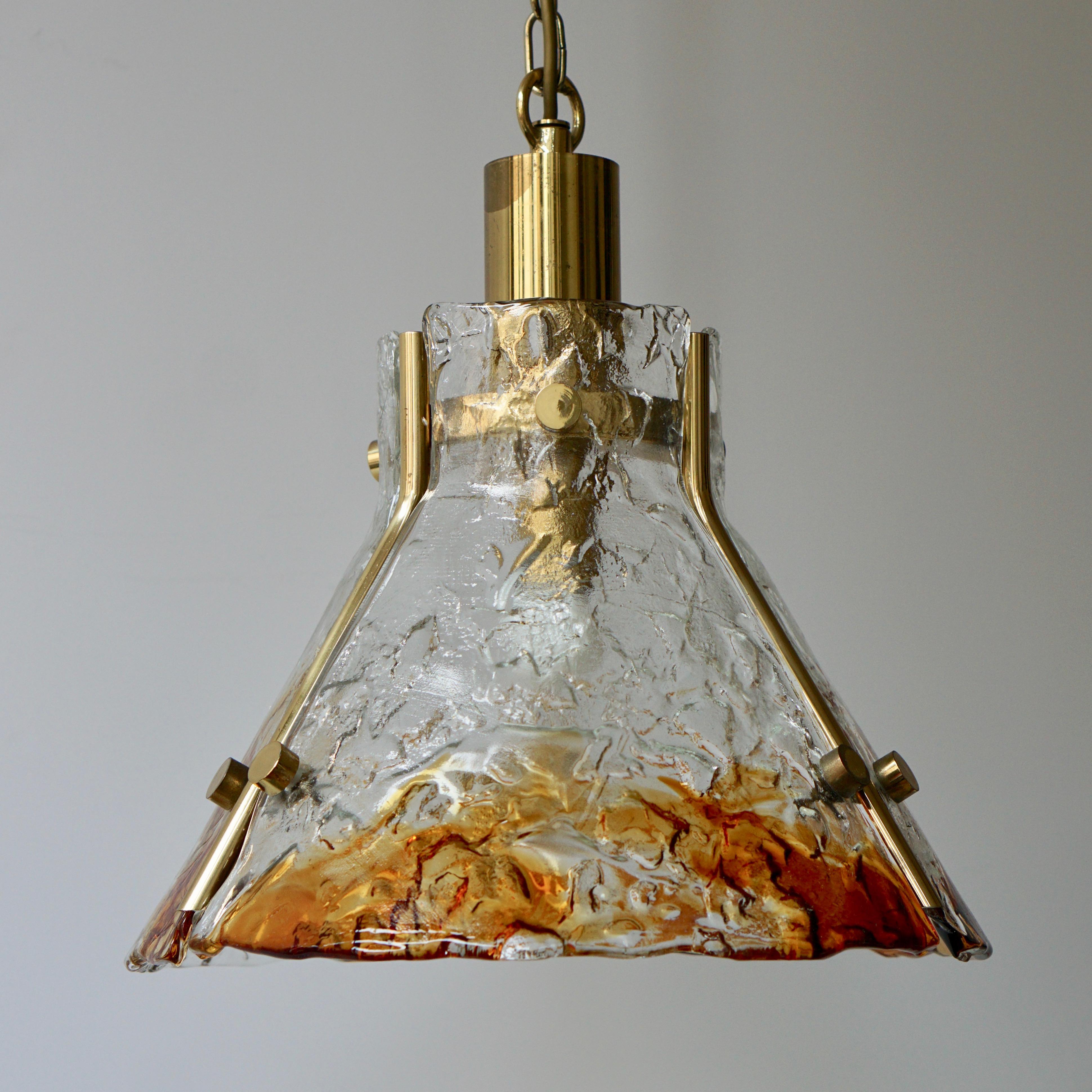 Lampe pendante en verre de Murano et laiton.
Mesures : Diamètre 38 cm.
Hauteur de l'appareil 37 cm.
Hauteur totale avec la chaîne 150 cm.