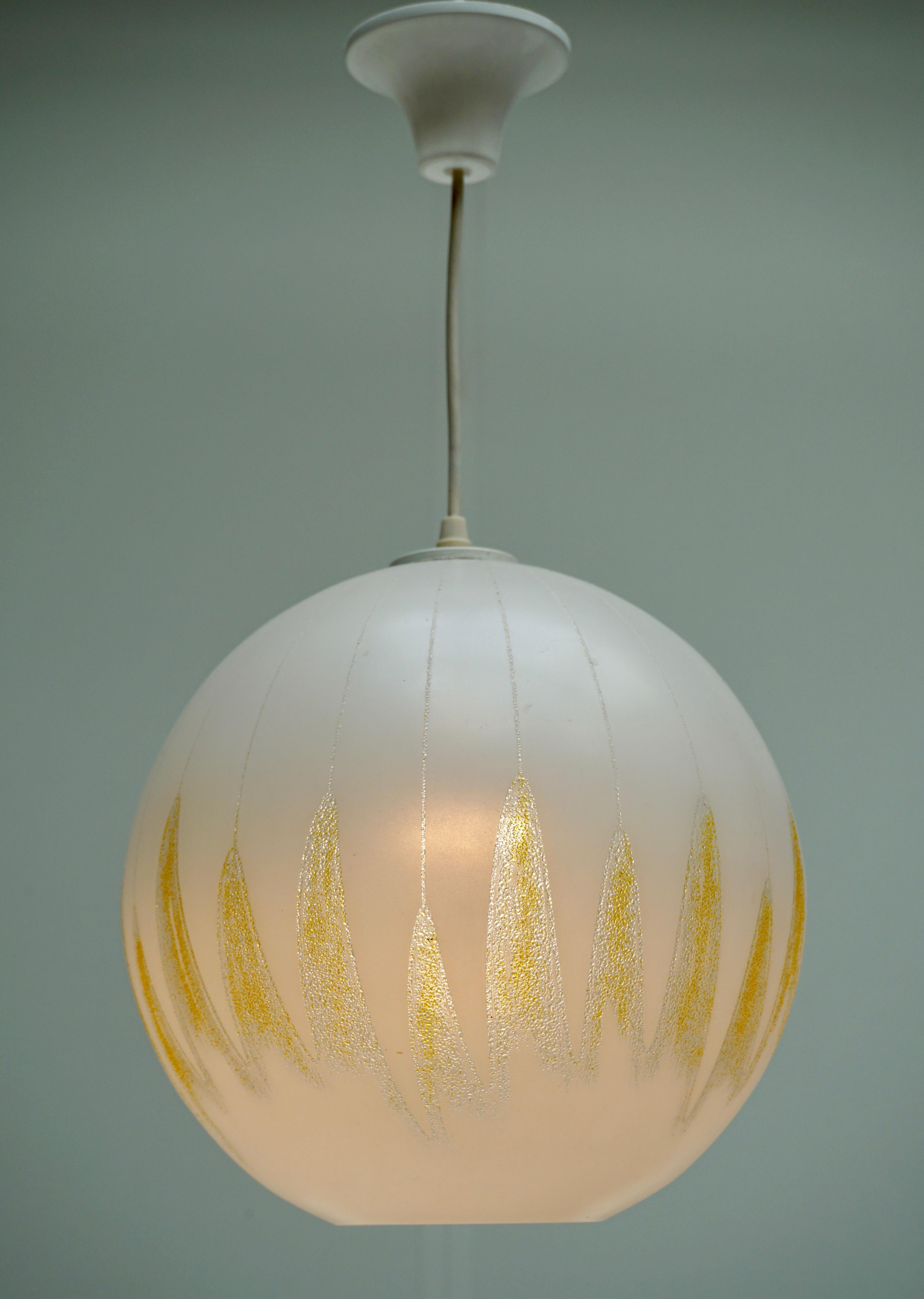 Italienische Deckenlampe aus Muranoglas mit gelbem Dekor.
Maße: Durchmesser 29 cm.
Höhe 100 cm.