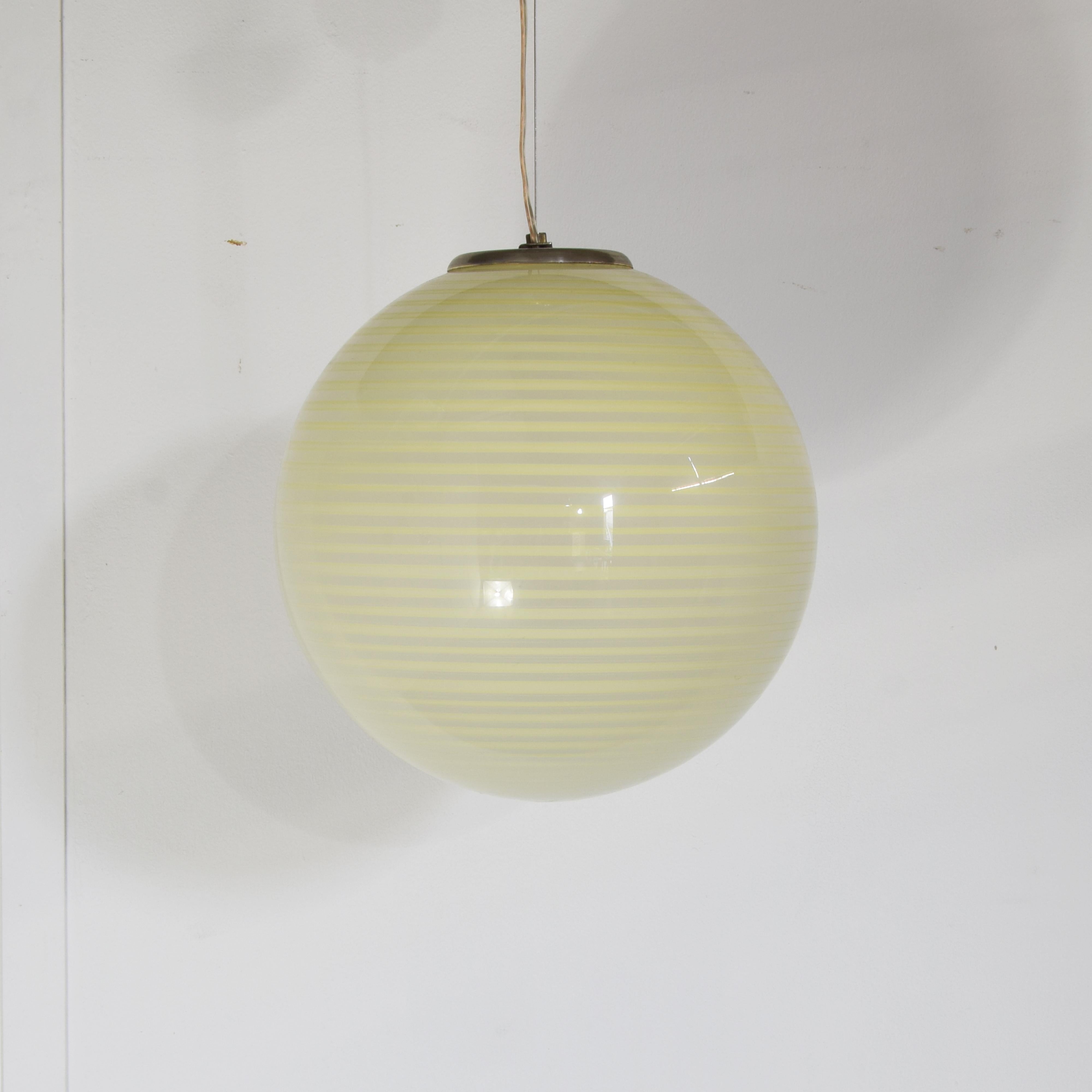 Murano glass pendant – Venice 1950s att.Venini . Moderno de mediados de siglo en venta