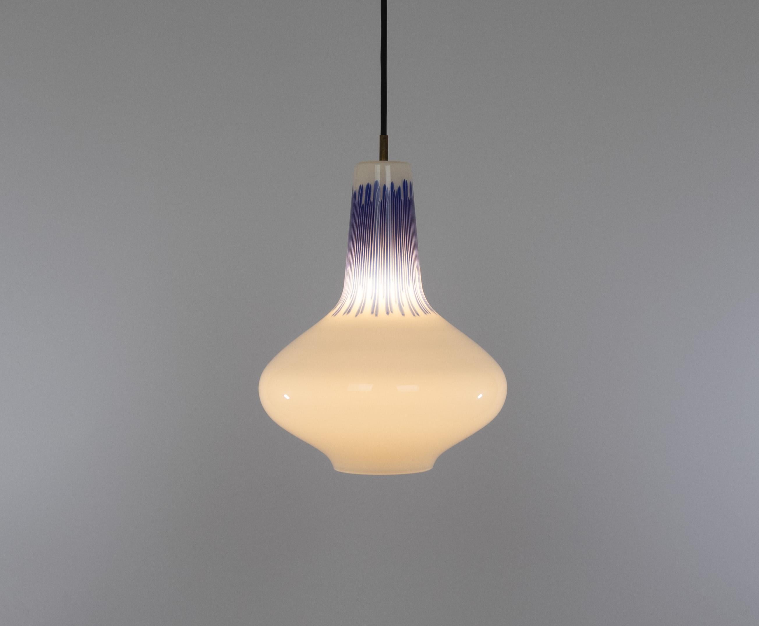 Colgante de cristal soplado a mano n.º 011.13 diseñado por Massimo Vignelli al comienzo de su impresionante carrera en el diseño y ejecutado por el especialista en cristal de Murano Venini. 

Una de las lámparas más especiales que Vignelli diseñó